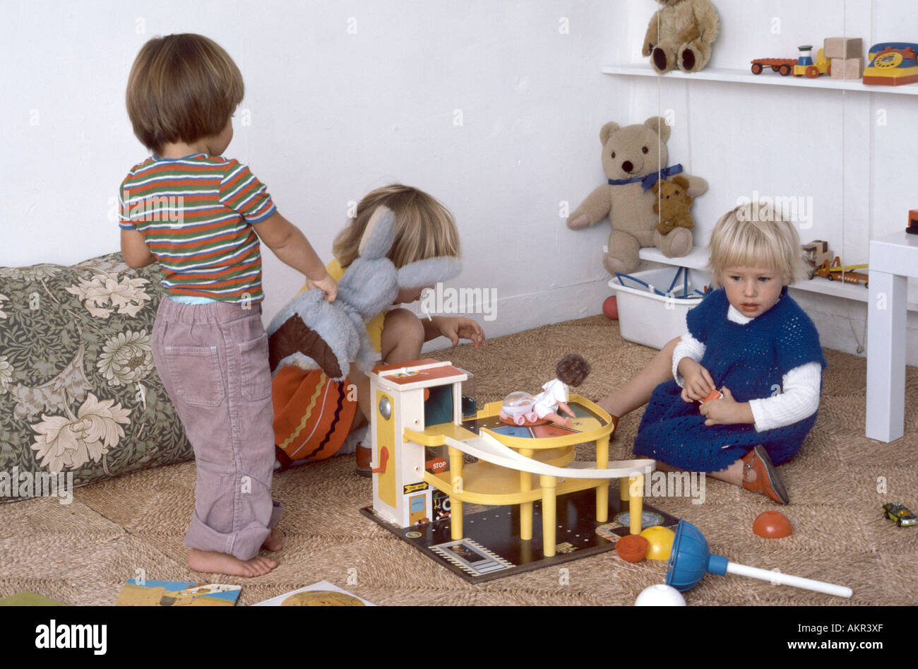 junge Mädchen spielen mit Spielzeug in den 1970er Jahren Stockfoto
