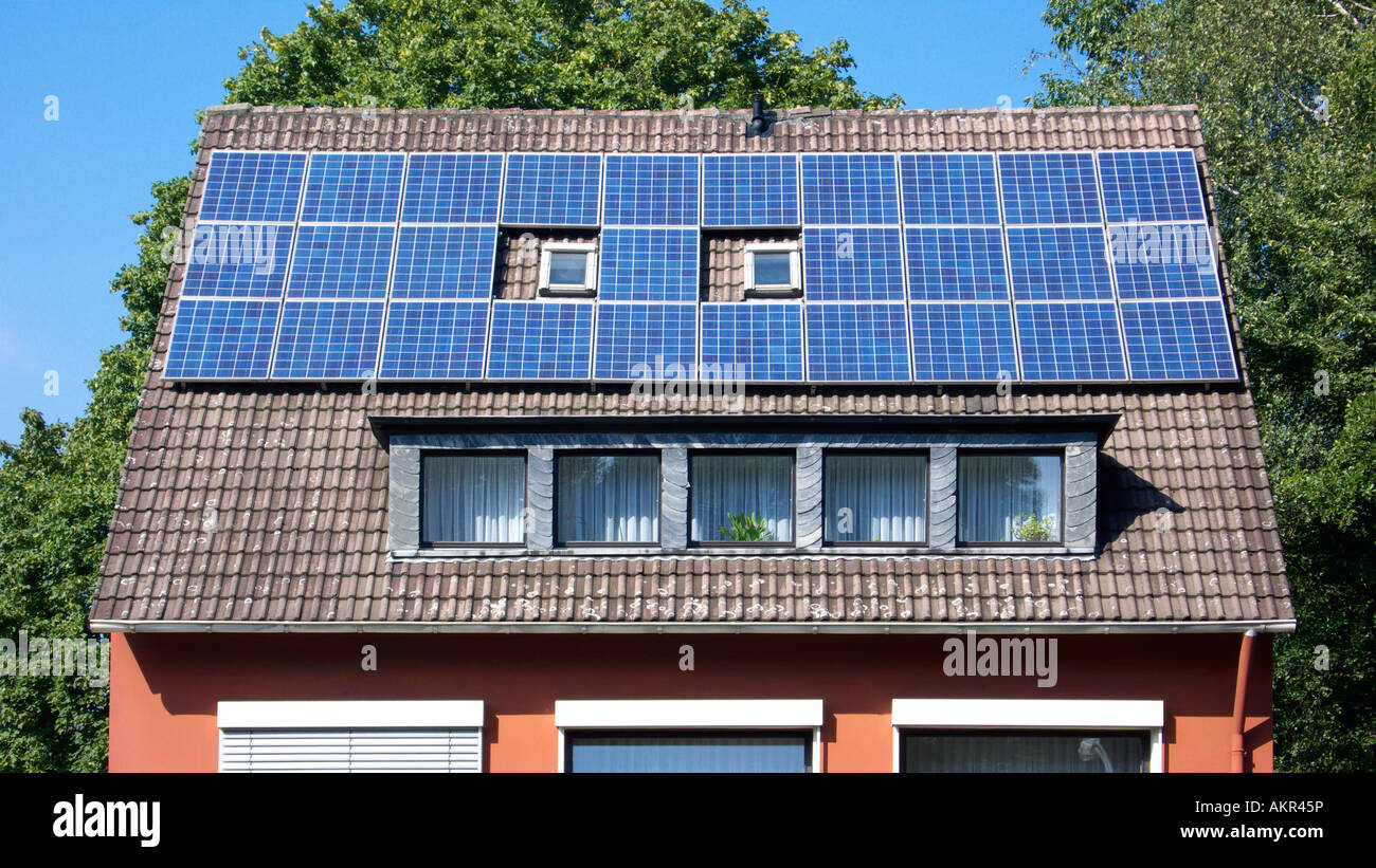 D-Essen, Ruhrgebiet, NRW, D-Essen-Fischlaken, Wohn Gebäude, Solarzellen am Dach, Gaube, Dachfenster, Oberlicht, Technologie, Solarzellen, Stromerzeugung, Energieerzeugung, Solartechnik, Solarenergie Stockfoto
