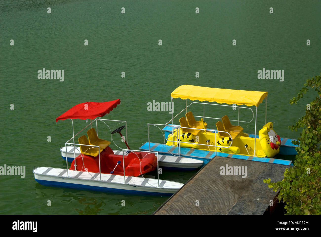Rote und gelbe Tretboot in einem See Stockfoto