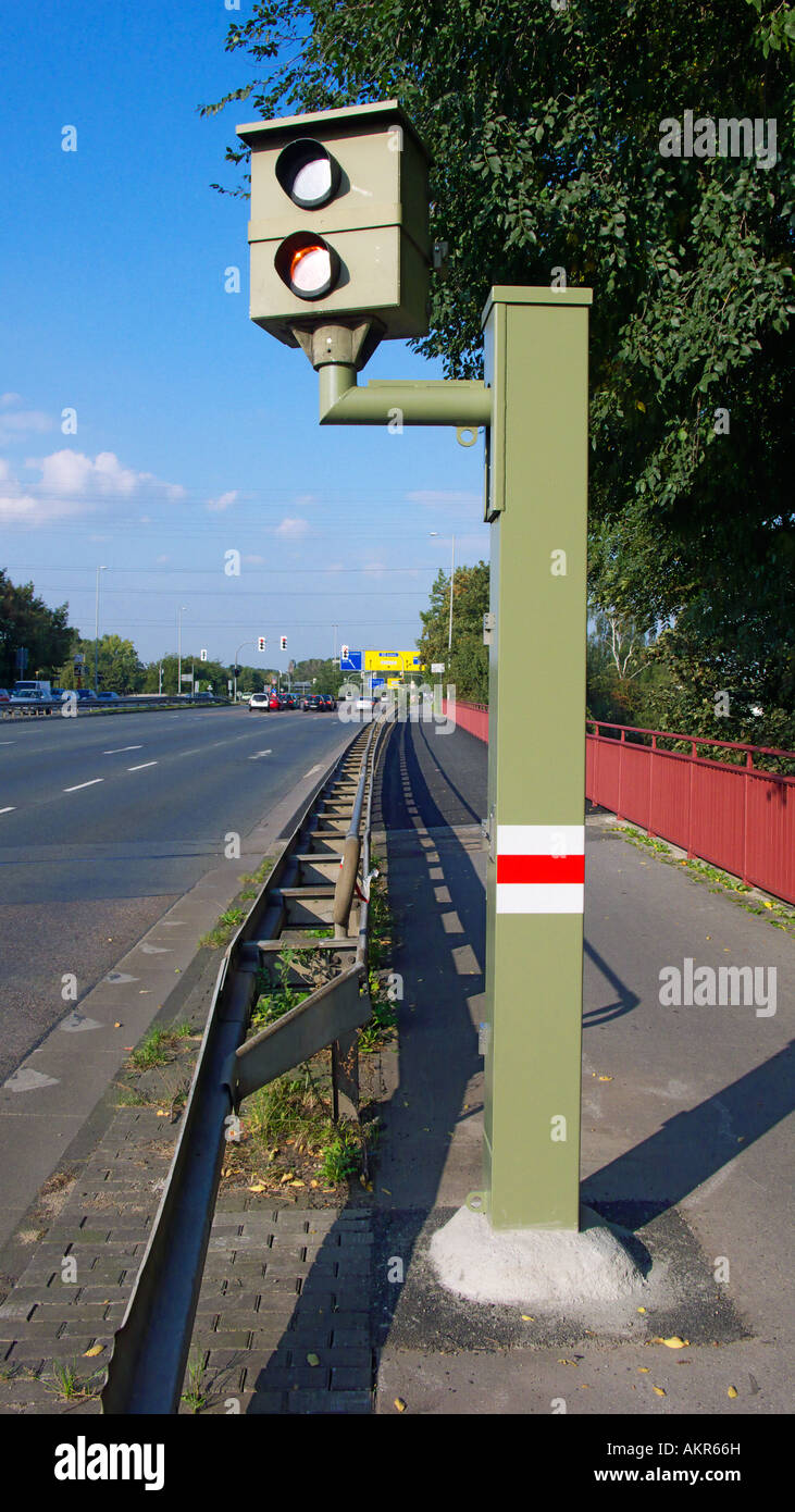 Radarkontrolle, Blitzer an einer befahrenen Straße, Messung der zulässigen  Höchstgeschwindigkeit Stockfotografie - Alamy