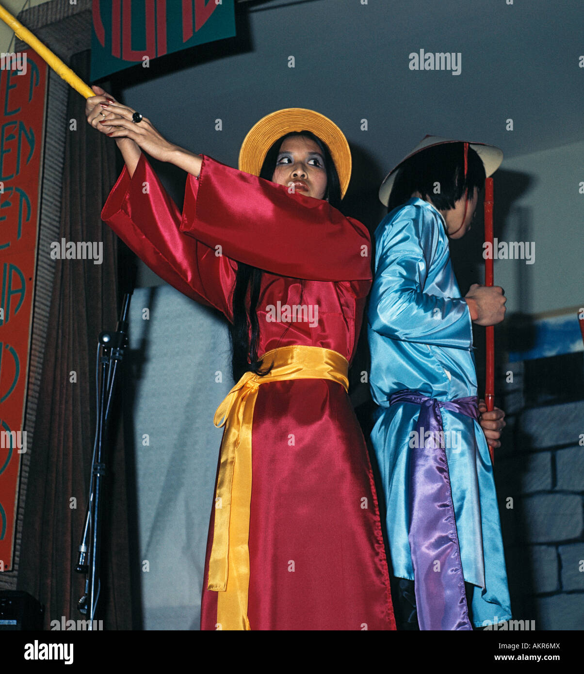 Asien, Vietnam, Volkstanzgruppe in traditionellen Kostümen, benannt junge Mädchen tanzten zu den vietnamesischen New Years Day Tet Nguyen Dan Stockfoto