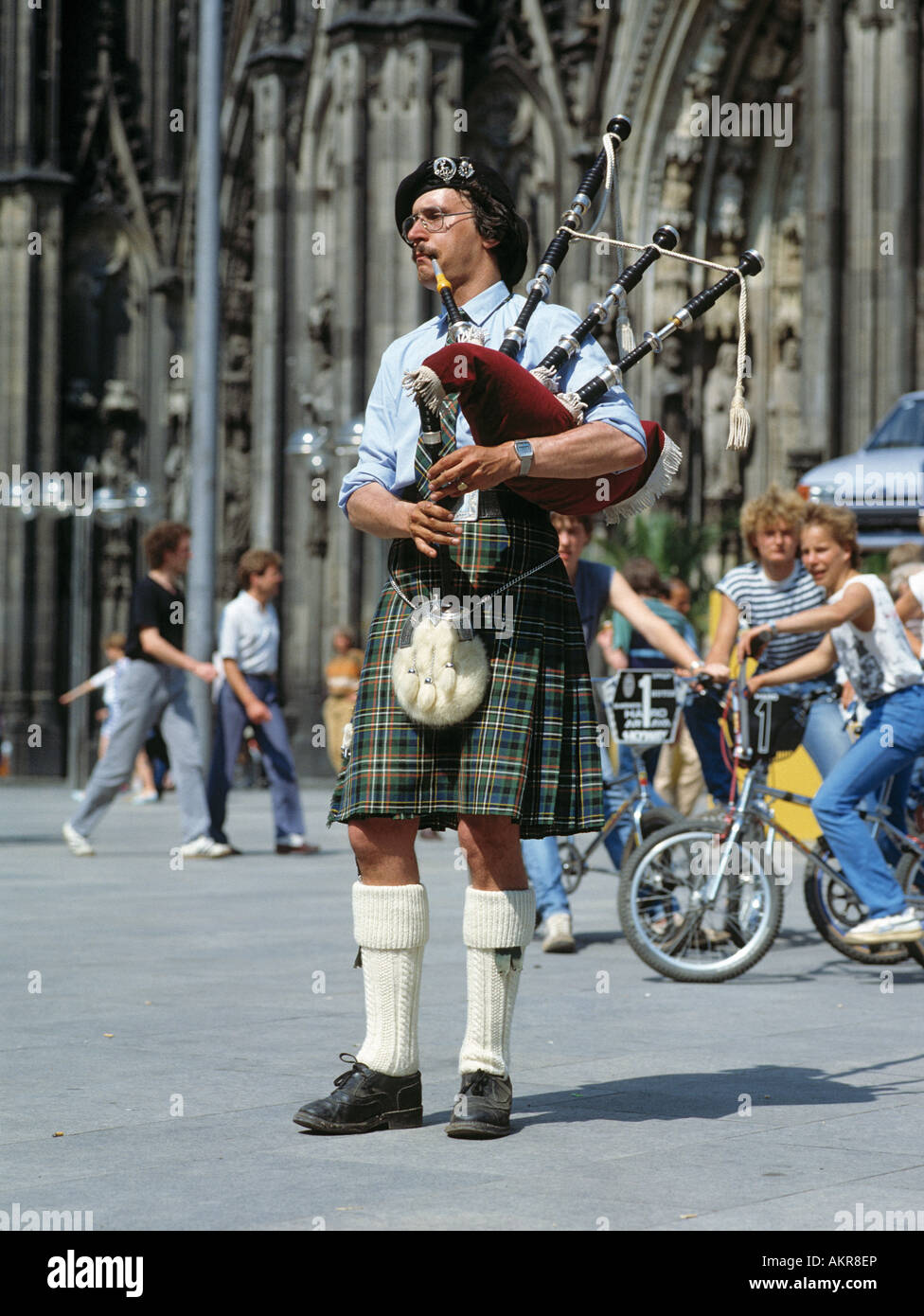 Musik, Musiker, Dudelsack Dudelsackpfeifer auf dem Domplatz in Köln, Nordrhein-Westfalen Stockfoto