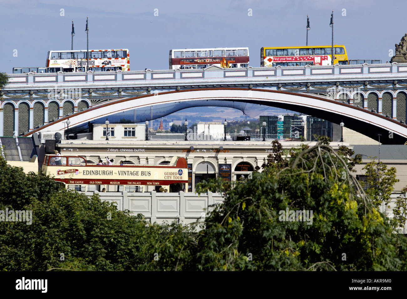 Busse in die North Bridge, Edinburgh, Schottland Stockfoto