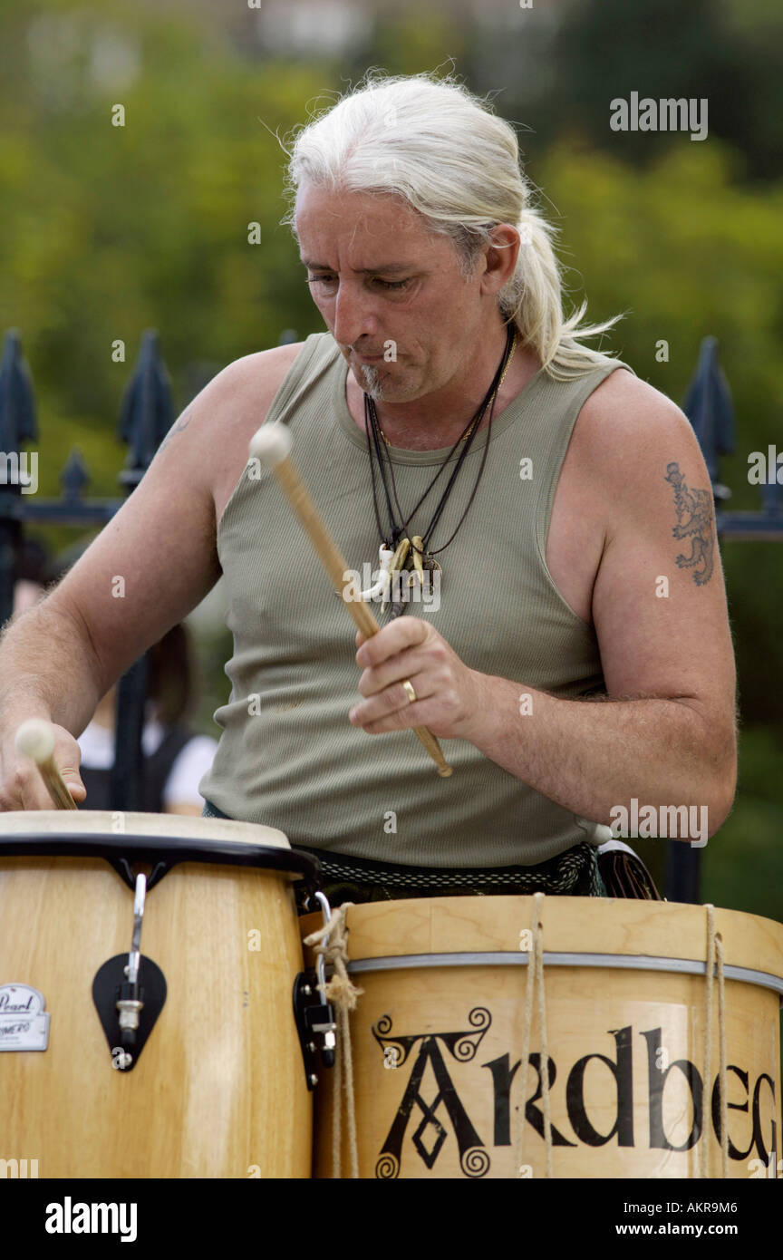 Joe Kilna MacKenzie von der Folkgruppe Clann ein Drumma Schlagzeug zu spielen, auf dem Edinburgh Festival, Edinburgh, Schottland Stockfoto