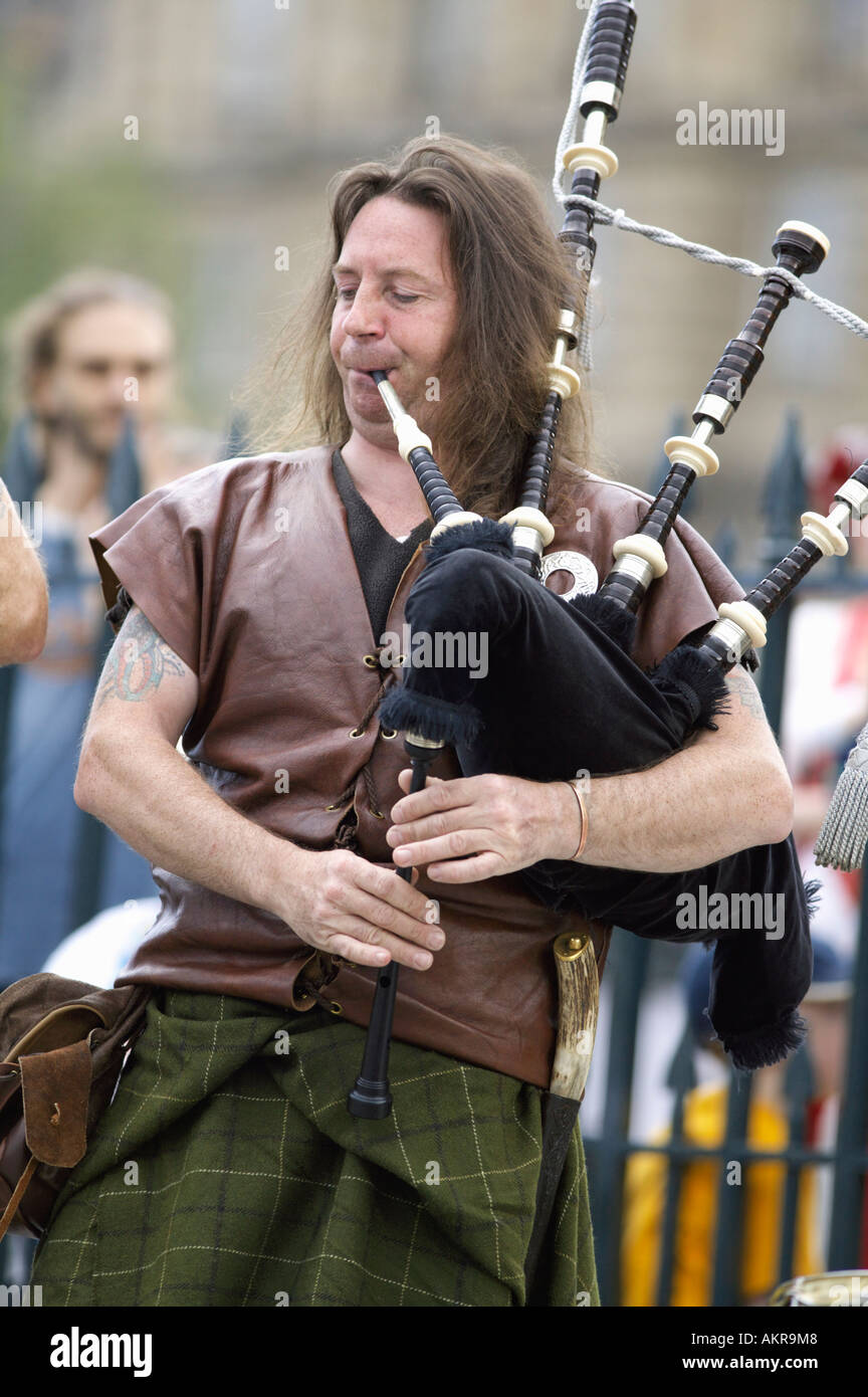 Brian Cartwright von der Folkgruppe Clann ein Drumma spielen die Rohre auf dem Edinburgh Festival, Edinburgh, Schottland Stockfoto