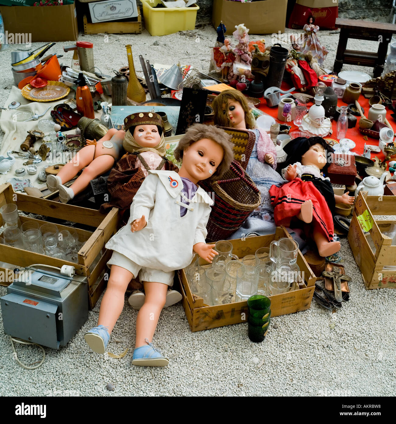 Alte Puppen, bric-a-brac, Vorteile und Enden Display, jährliche Flohmarkt, Sault, Vaucluse, Provence, Frankreich Stockfoto