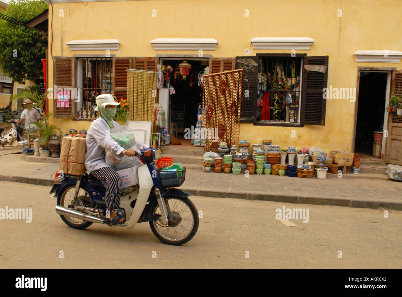 Alte Stadt Hoi An Vietnam Woman Warentransport auf ihrem Motorrad Stockfoto