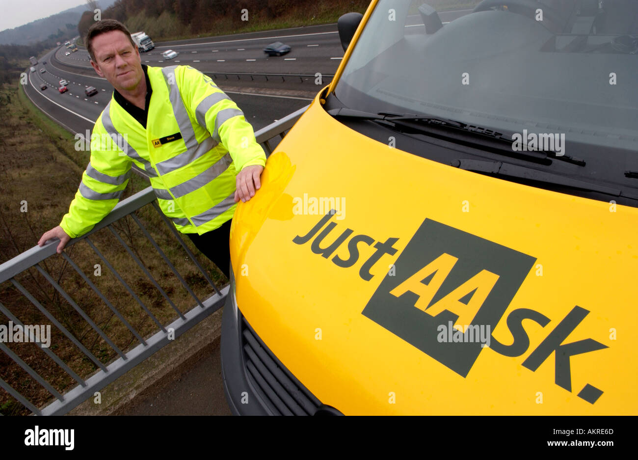 AA Streifenpolizist auf einer Brücke über eine Autobahn UK GB Stockfoto