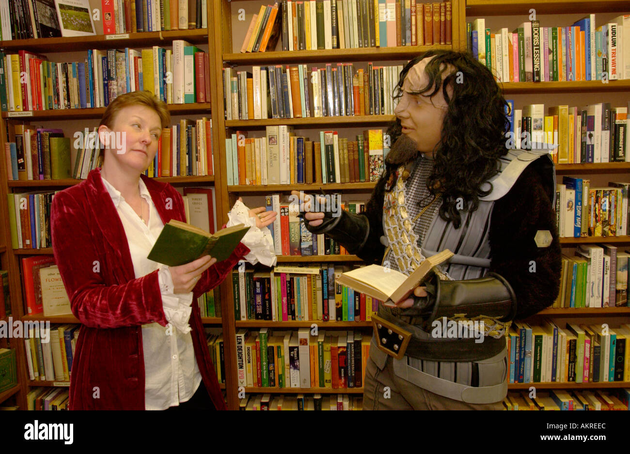 Poesie-Schlacht bei Chattertons Buchhandlung englischen v klingonischen ersten Jahrestages der Einführung von Blaenavon Buchstadt Wales UK Stockfoto