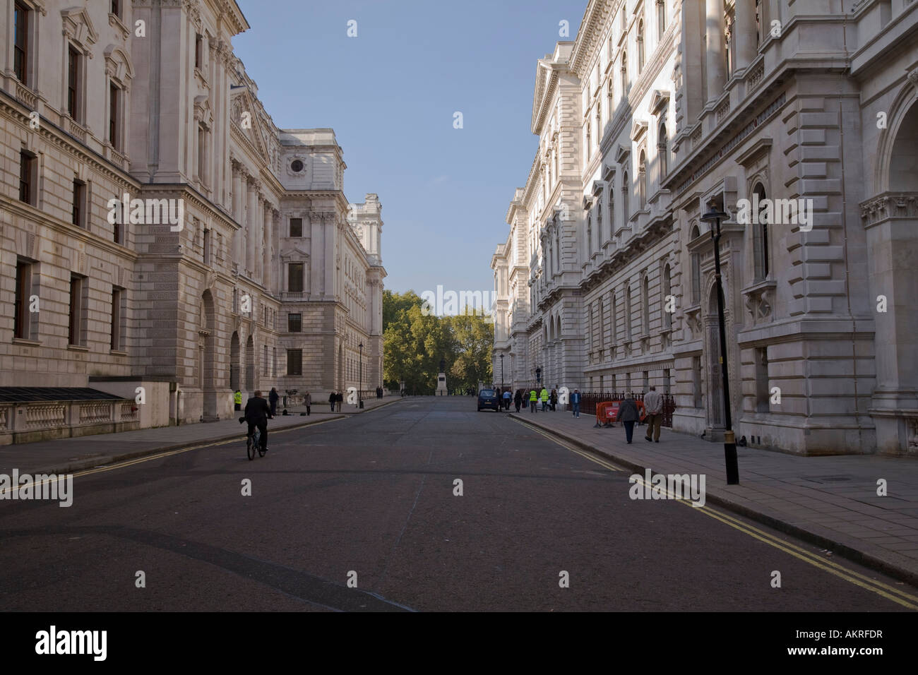 Ein Blick auf King Charles Street Westminster mit Blick auf St. James Park, London, England. Stockfoto