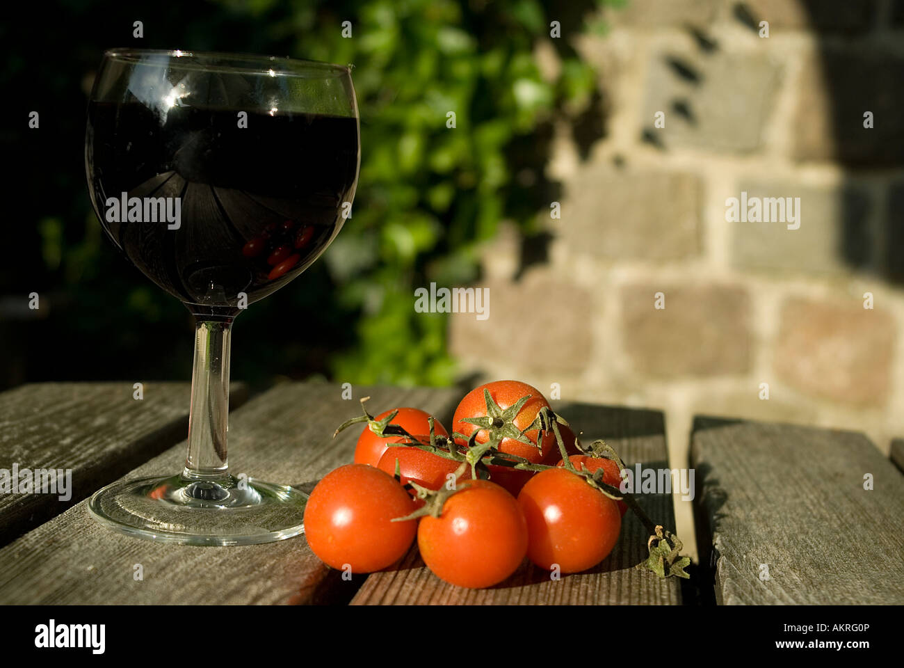 Zwei große italienische Produkte Wein und Tomaten Stockfoto