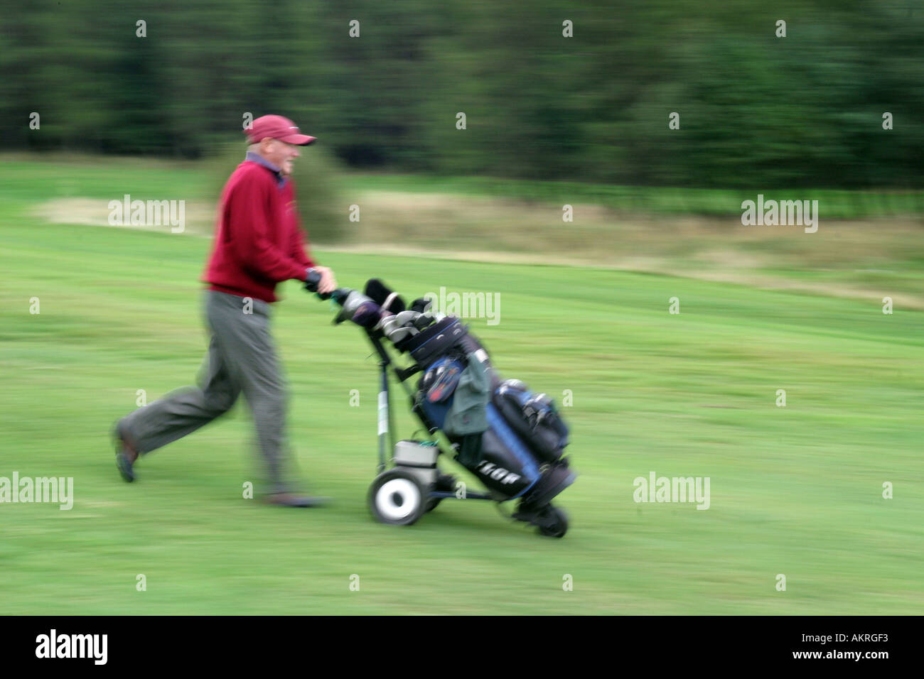 Golfer als Fairway entlang verschwommen, seinen Ball zu erreichen Stockfoto