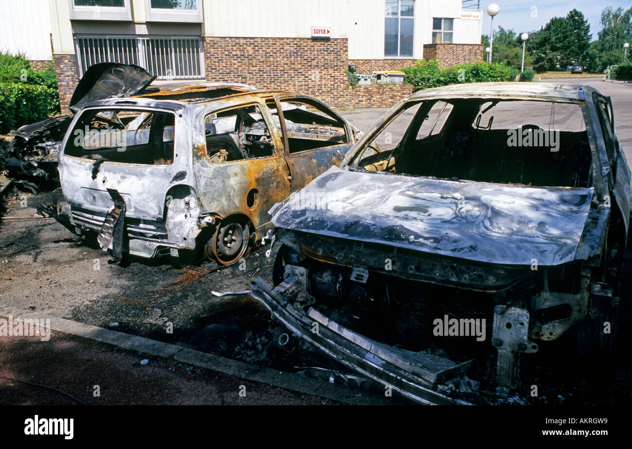 Frankreich-Unruhen, Elancourt Stadt, Autos in Brand gesetzt Stockfoto