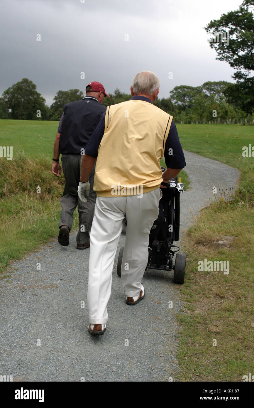 Golfer, die zu Fuß entlang der Pfad zum nächsten Loch Stockfoto