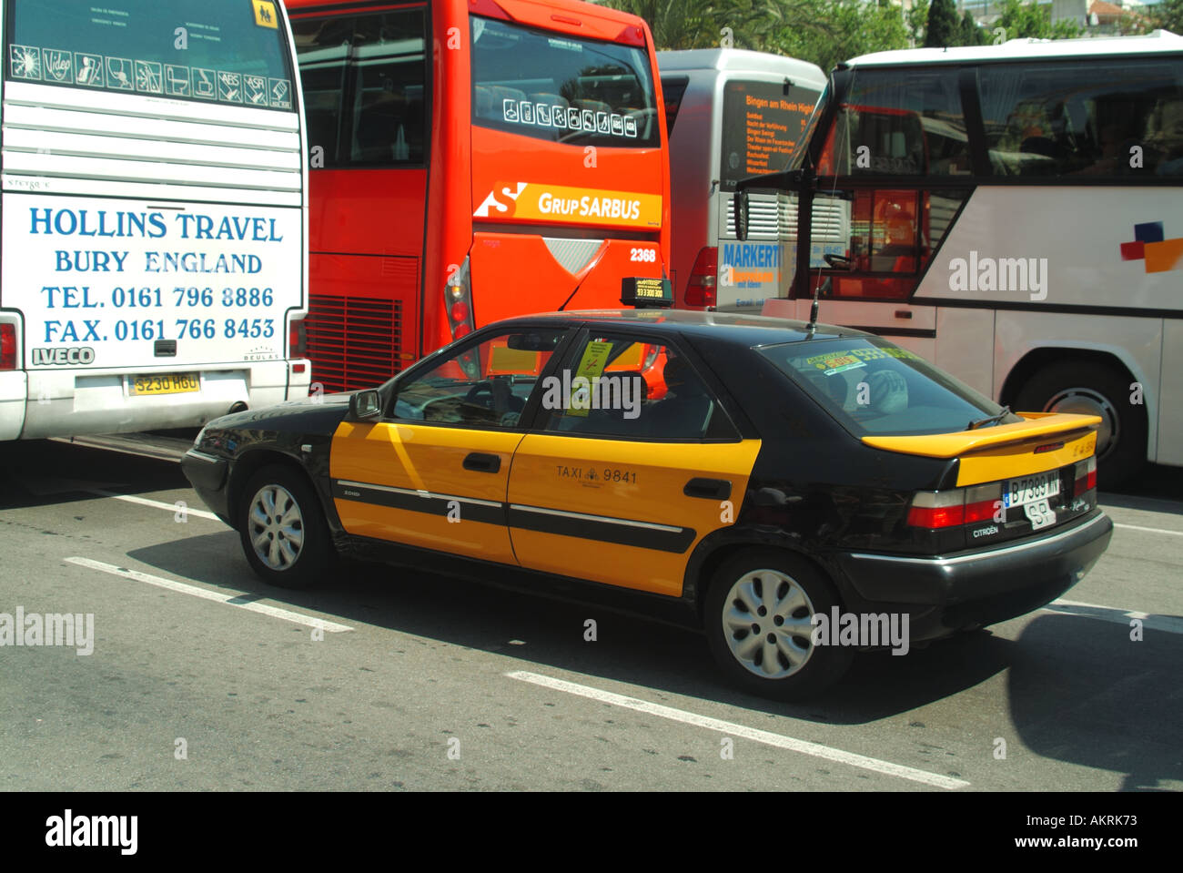 Barcelona City ikonische Nahaufnahme schwarz & gelb Taxi mit Passagier im Stau hinter englischen Bus beschäftigt spanischen Straße Szene Katalonien Spanien EU Stockfoto