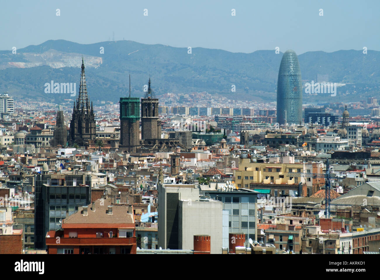 Blick auf Gebäude und Skyline in der dicht bevölkerten Stadt Barcelona eine spanische Stadtlandschaft in der Hauptstadt Kataloniens, Spanien, Europa, EU Stockfoto