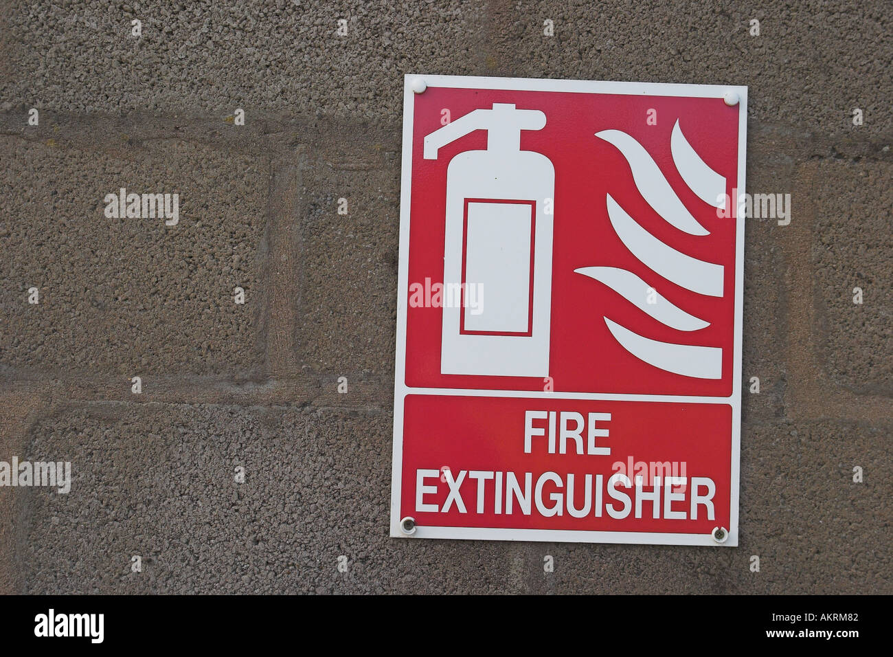 Standort der Feuerlöscher an der Wand eines Gebäudes Stockfoto