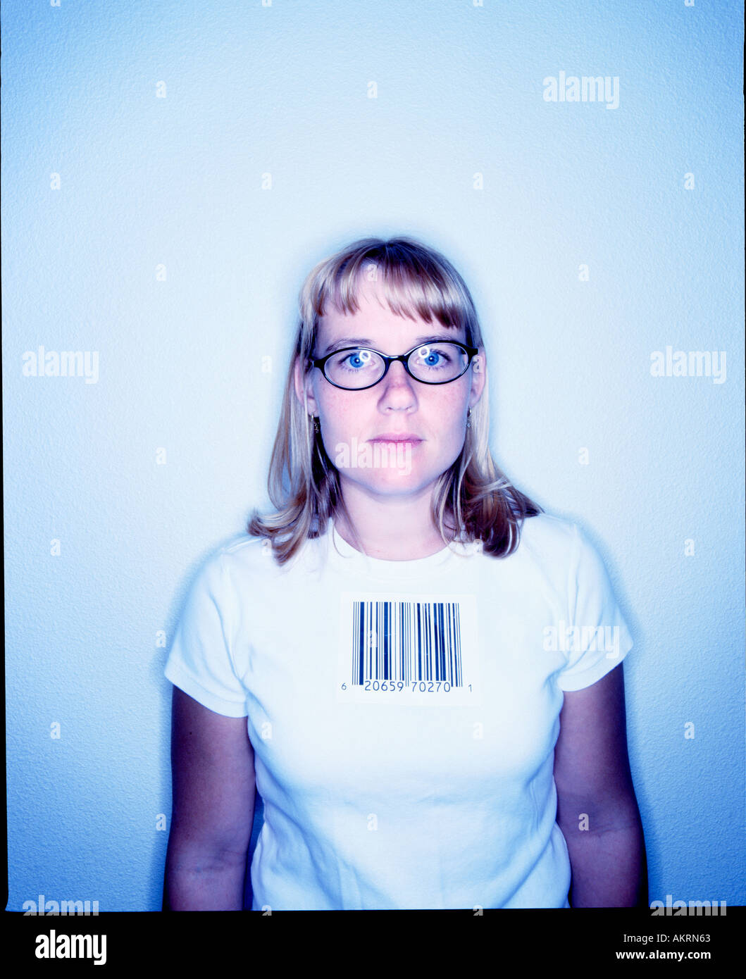 Frau in Gläsern mit Barcode auf Hemd Stockfoto