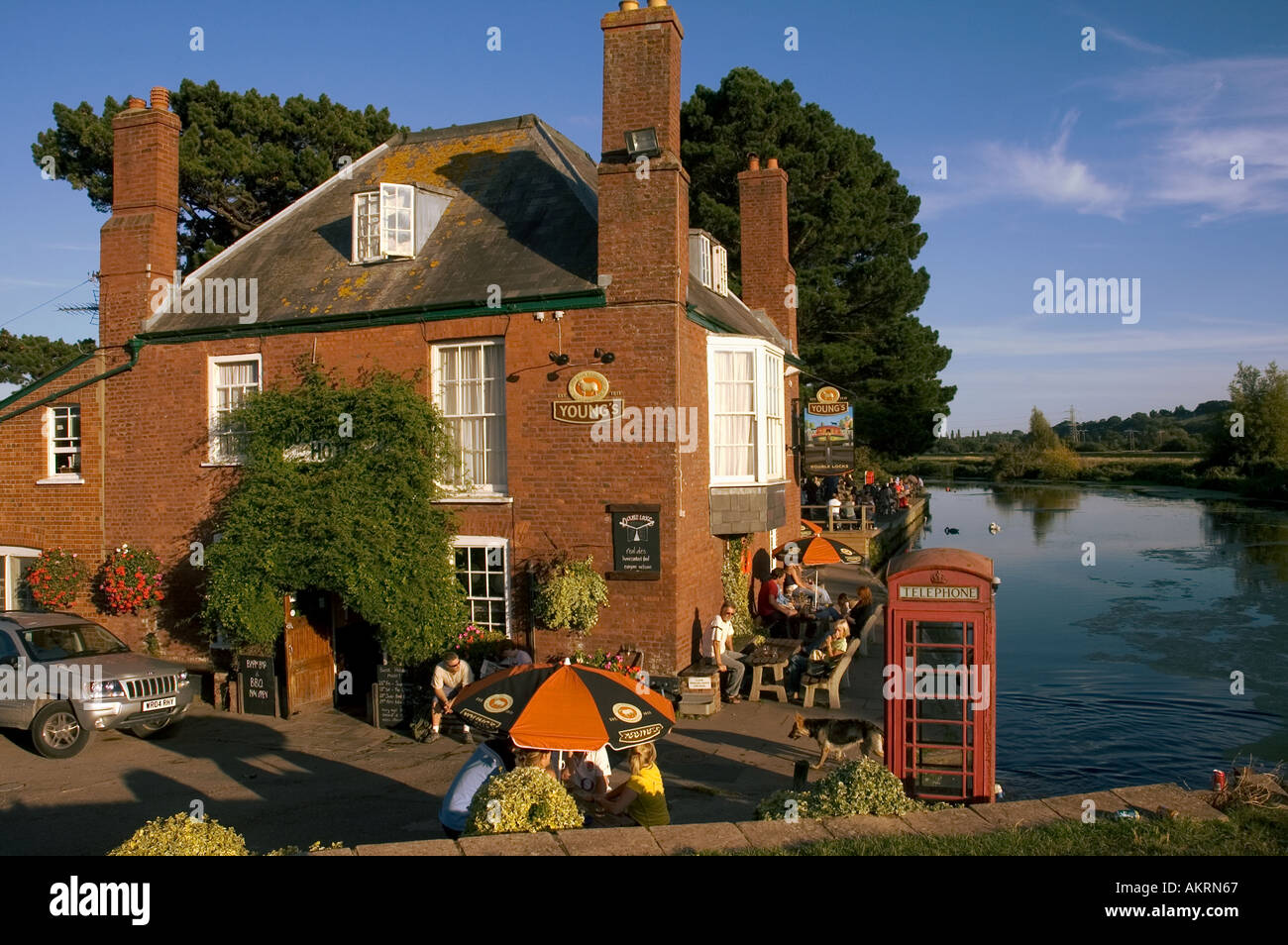 Blick auf Double sperrt Pub, Exeter Kanal. VEREINIGTES KÖNIGREICH. Stockfoto