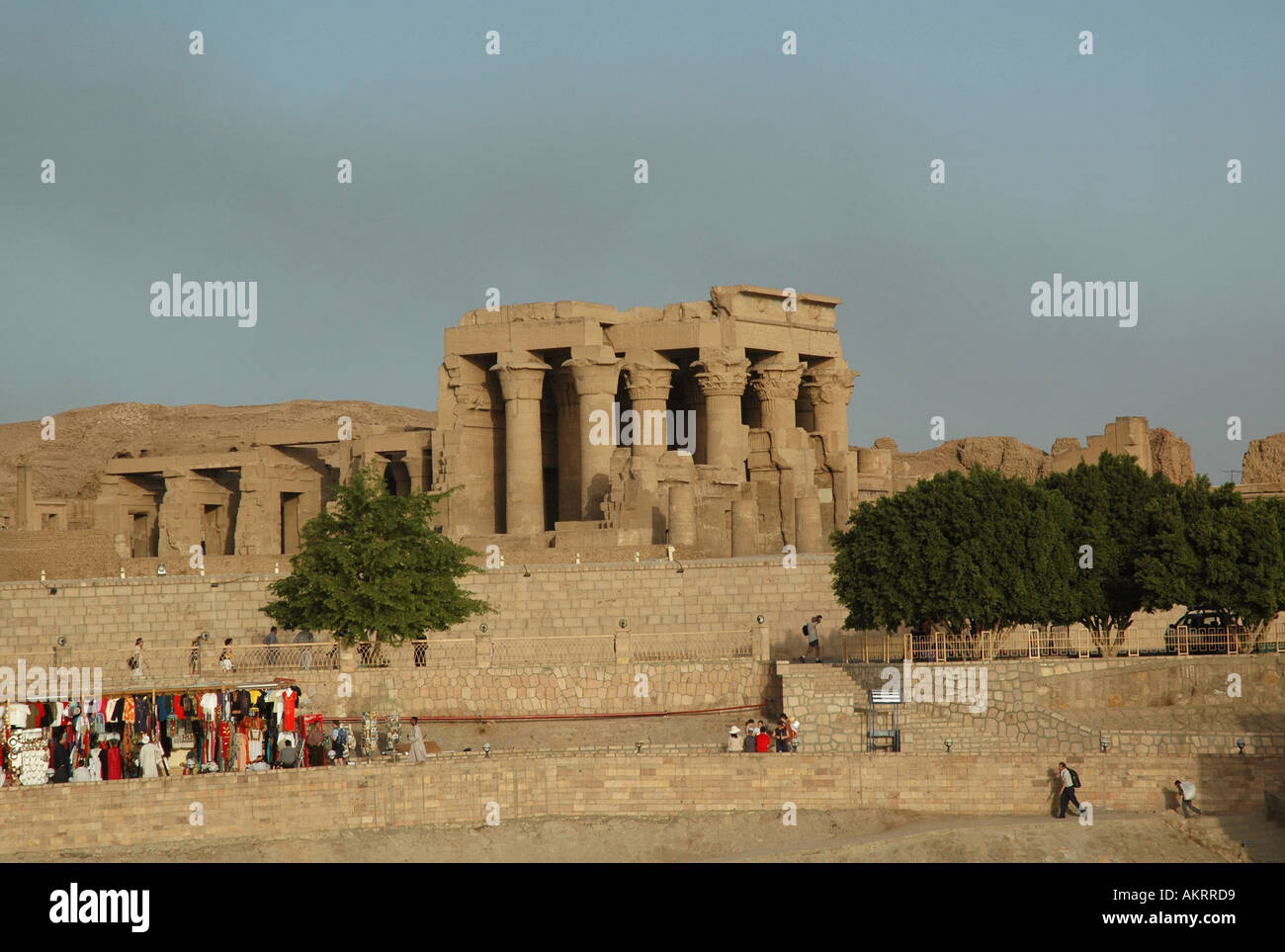 Kom Ombo Tempel an den Ufern des Nils gewidmet Krokodilgott Sobek und Horus Falke Gott Ägypten Basar im Vordergrund Stockfoto