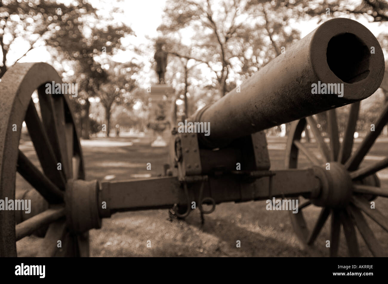 Eine Kanone auf einem Friedhof zu Ehren der Veteranen des Bürgerkriegs Stockfoto