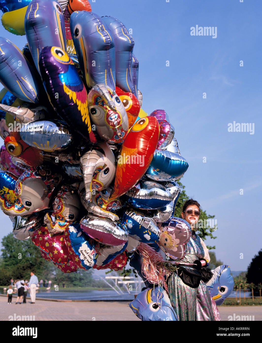 D-Dortmund, Ruhrgebiet, Nordrhein Westfalen, freie Zeit, Freizeit, Freizeitpark, Ballons, Tierfiguren, Ballon-Verkäufer in der Westfälischen Park Dortmund, junge Frau, Mädchen, Gesicht, Make-up als clown Stockfoto