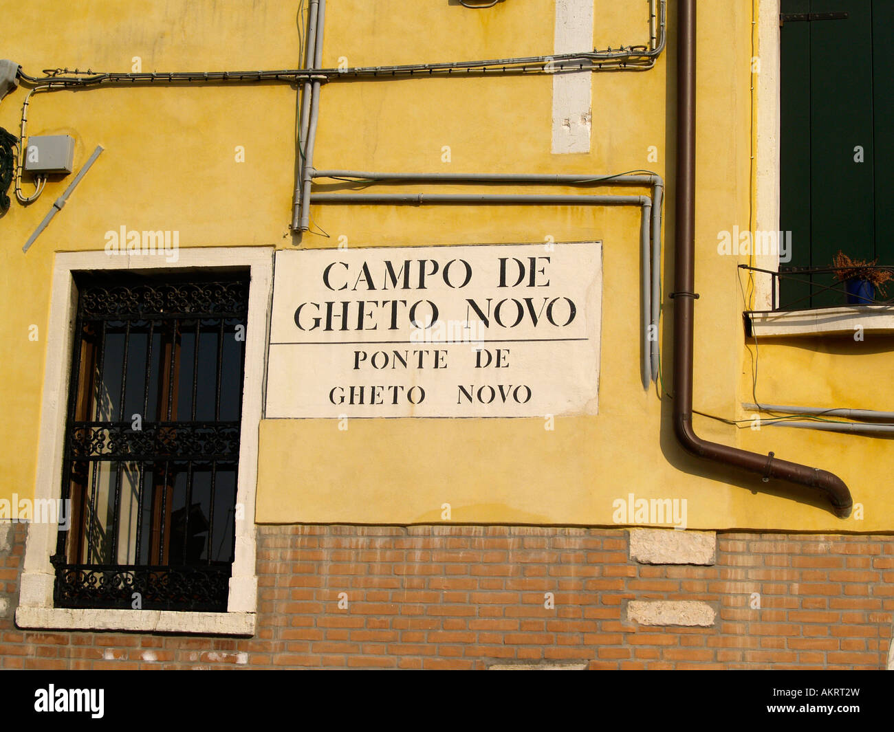 Schild am Campo de Gheto Novo und die Ponte de Gheto Novo Venedig Italien Stockfoto