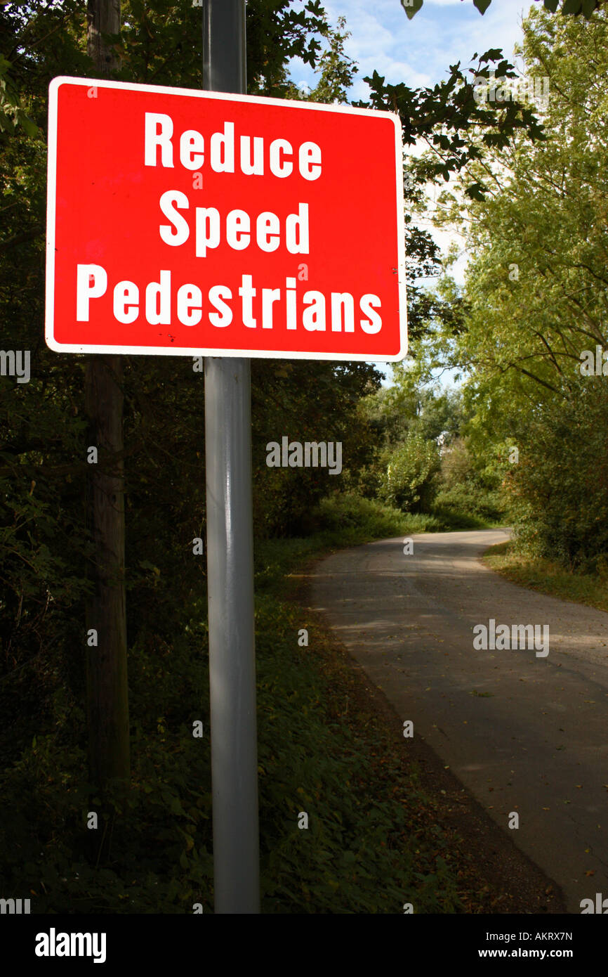 'Reduce Speed Fußgänger' Schild. Stockfoto
