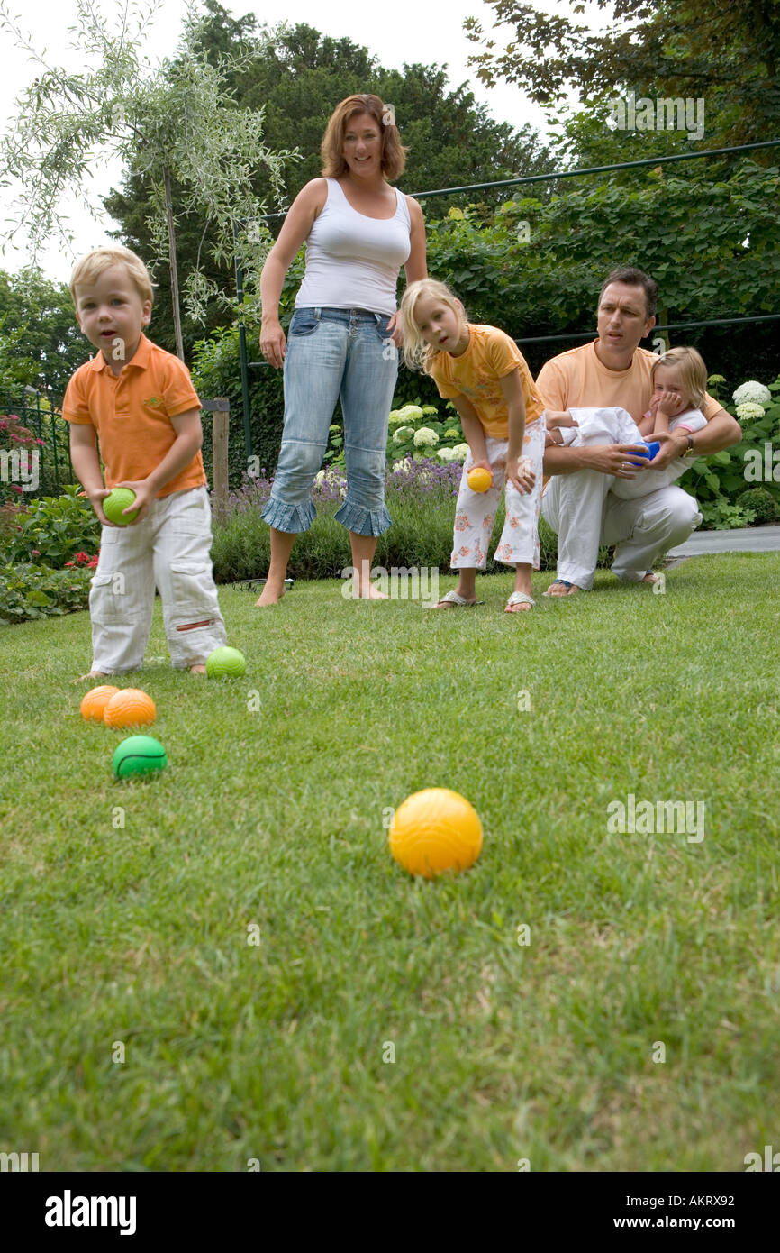 Familie gemeinsam ein Spiel spielen Stockfoto