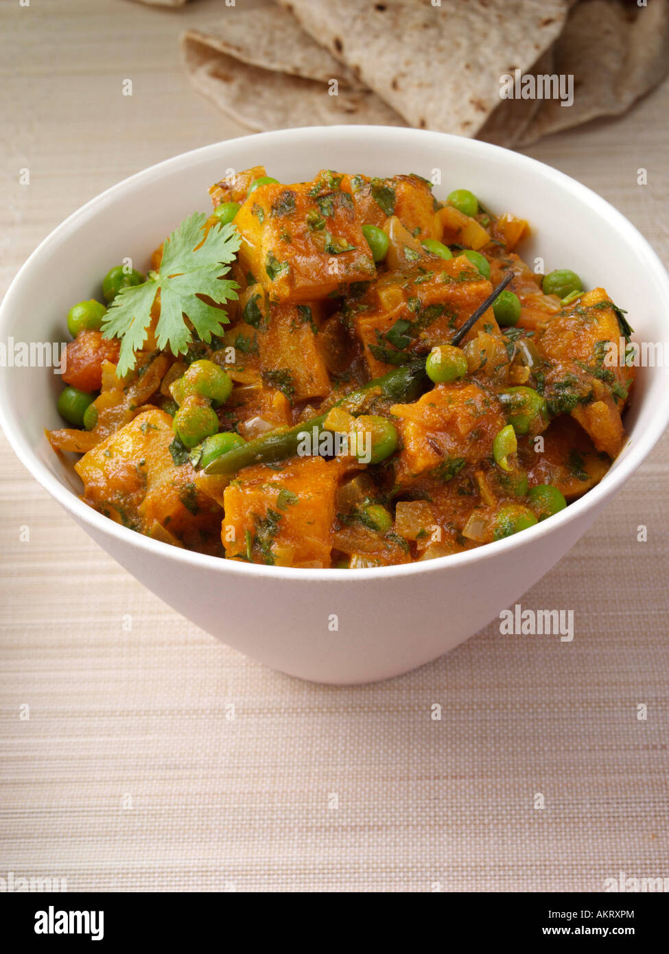 Vegetarische indische Aloo Matar würzige Kartoffeln und Erbsen redaktionelle Nahrung Stockfoto