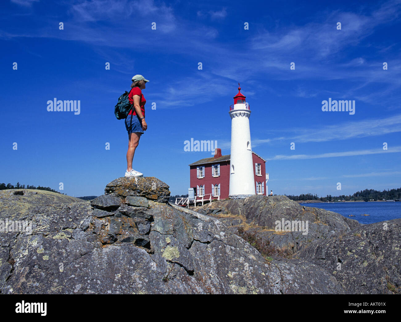 Ein Blick auf den historischen Fisgard Leuchtturm am Fort Rodd Hill auf der Straße von Juan de Fuca Stockfoto