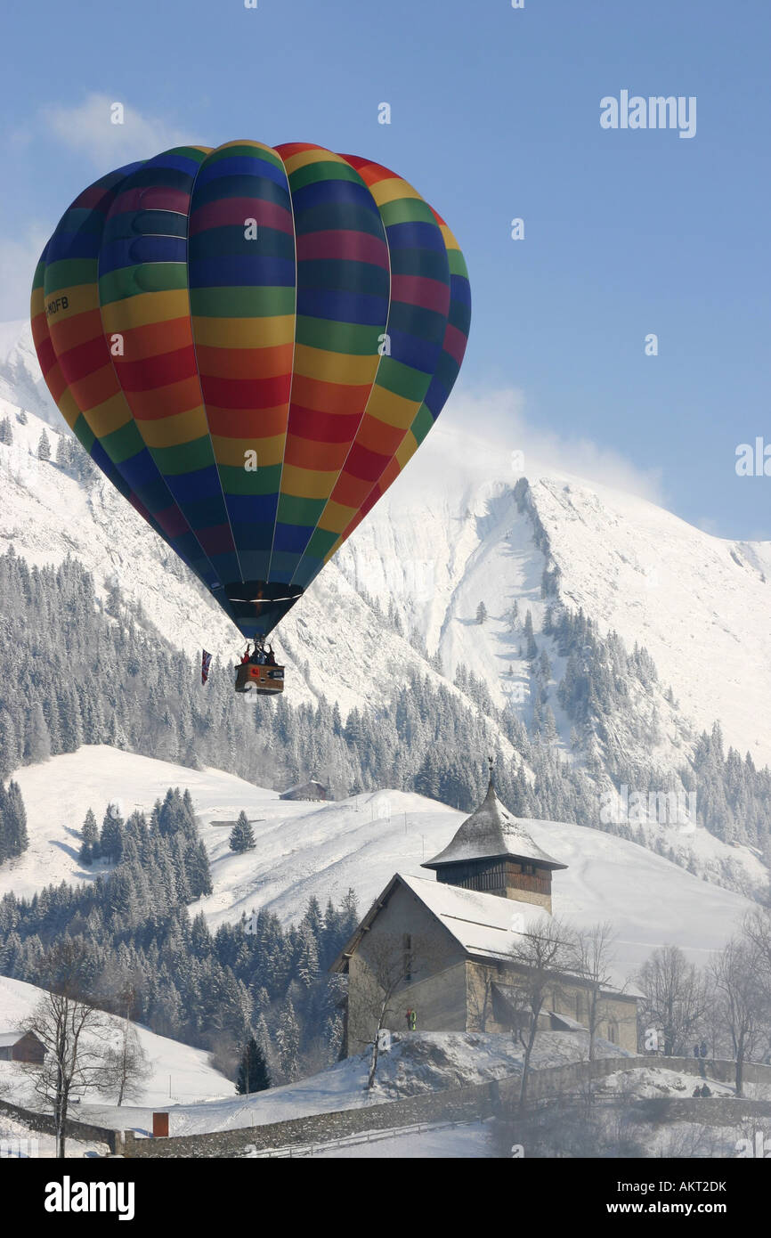 Heißluftballon durch die Kirche in den Alpen bei internationalen Heißluft Ballon Woche Chateau d Oex Schweiz Stockfoto
