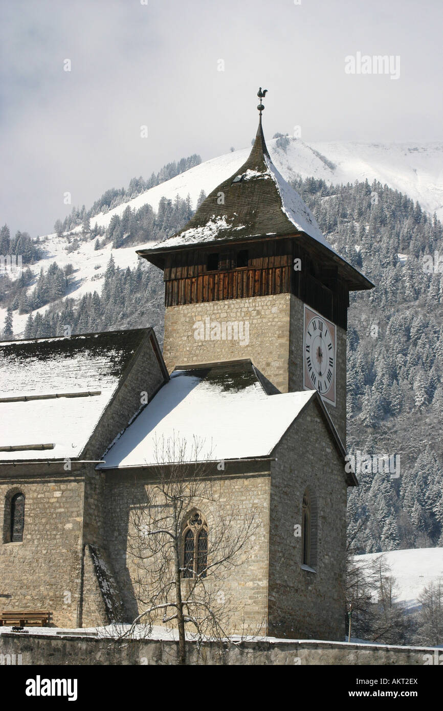 Eine Kirche in den Alpen während International Hot Air Balloon Woche Chateau d ' Oex Schweiz Stockfoto
