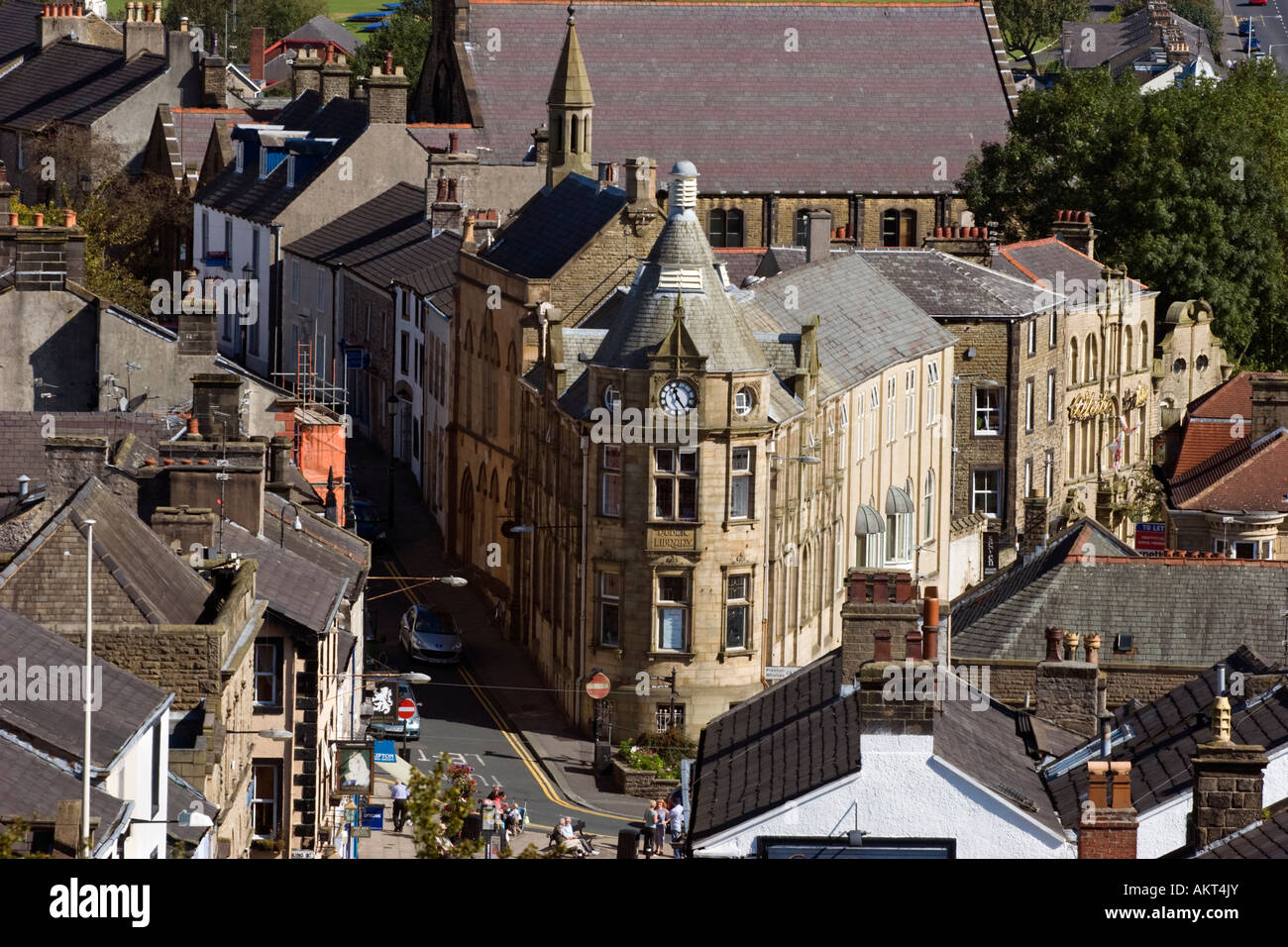 Luftaufnahme des Bibliotheksgebäude auf Clitheroe High Street Stockfoto