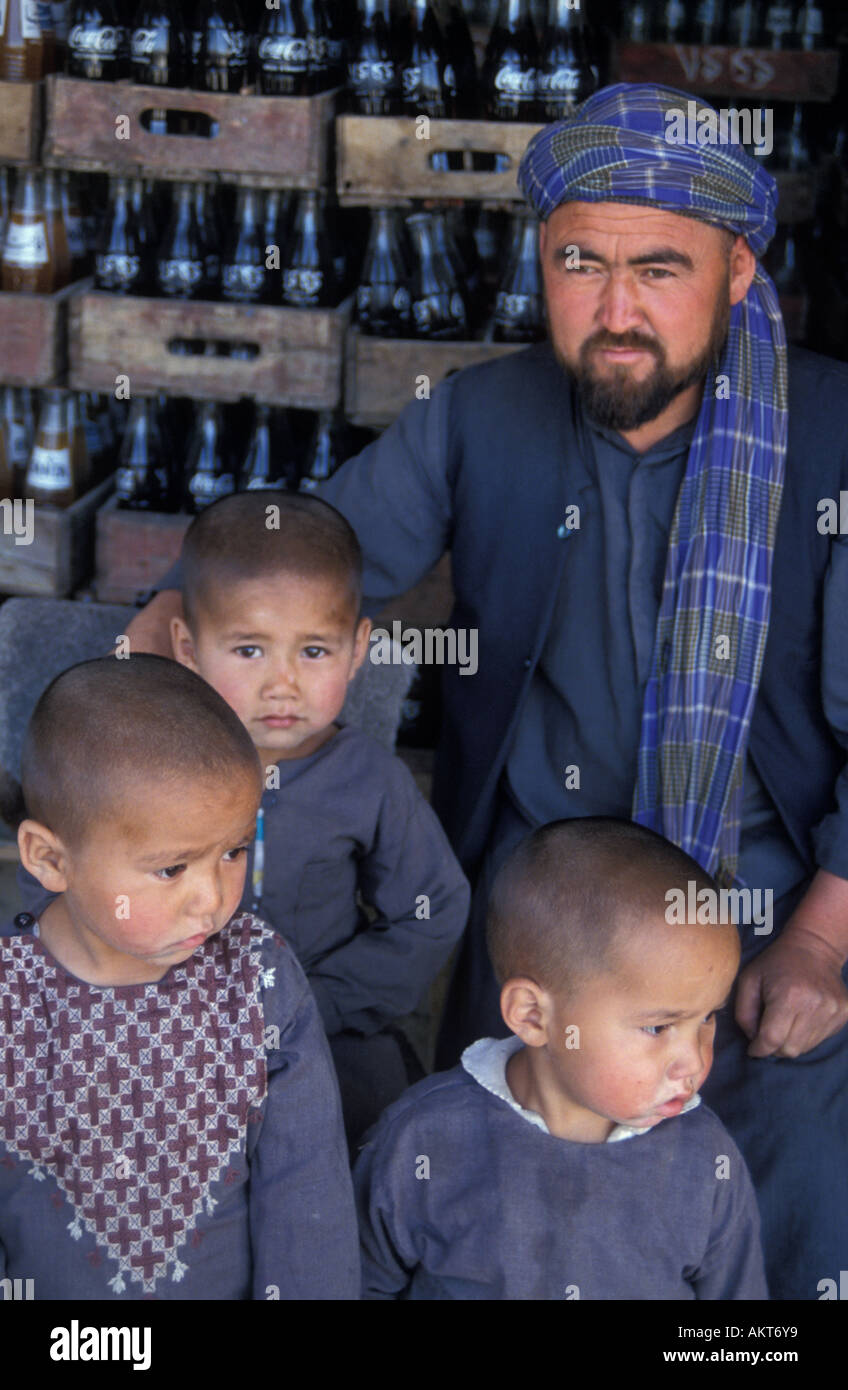 Coca Cola Ladenbesitzer & drei Söhnen Kabul Afghanistan Stockfoto