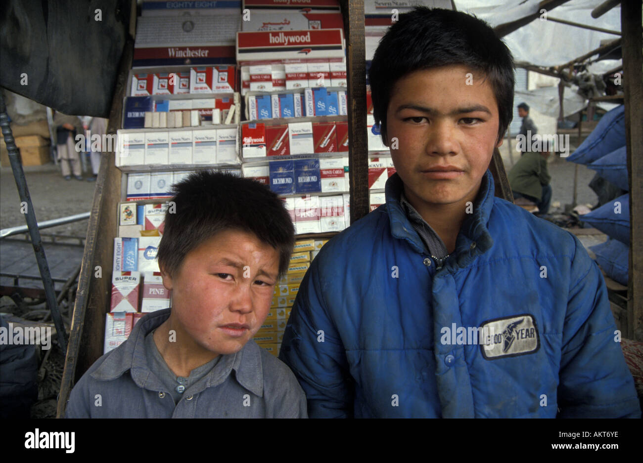 Hazara jungen hawking Zigaretten Kabul-Afghanistan Stockfoto