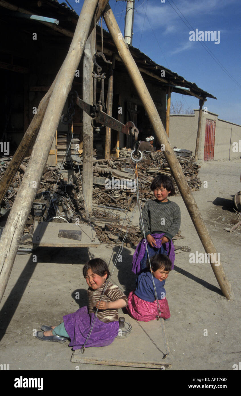 Hazara Mädchen auf Waagen schrott Händler Kabul Afghanistan Stockfoto