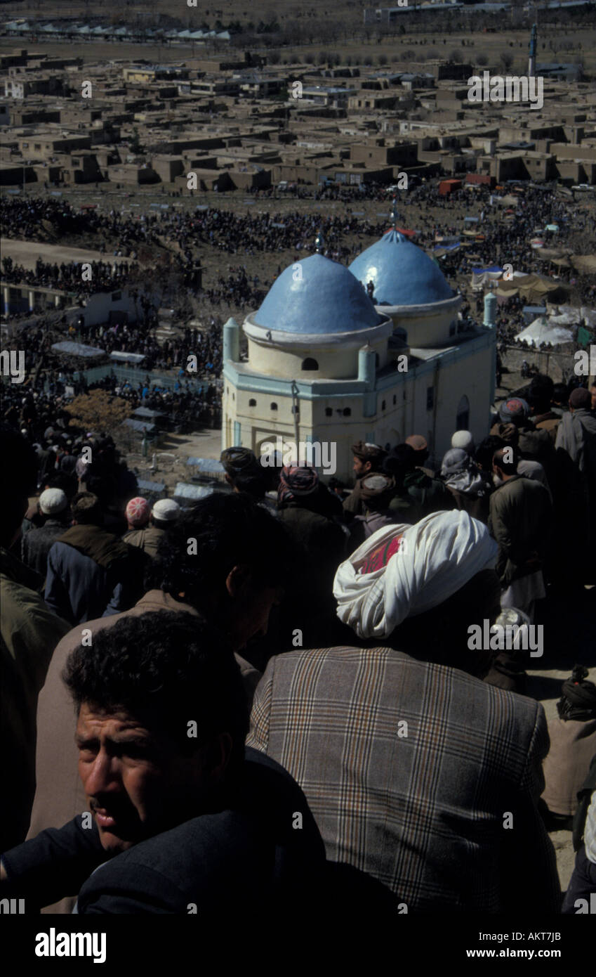 Sakhi Saki Kart-e-Sakhi Shia muslimischen islamischen heiligen Schrein auf dem Dach Menschenmassen Neujahr Kabul-Afghanistan Stockfoto