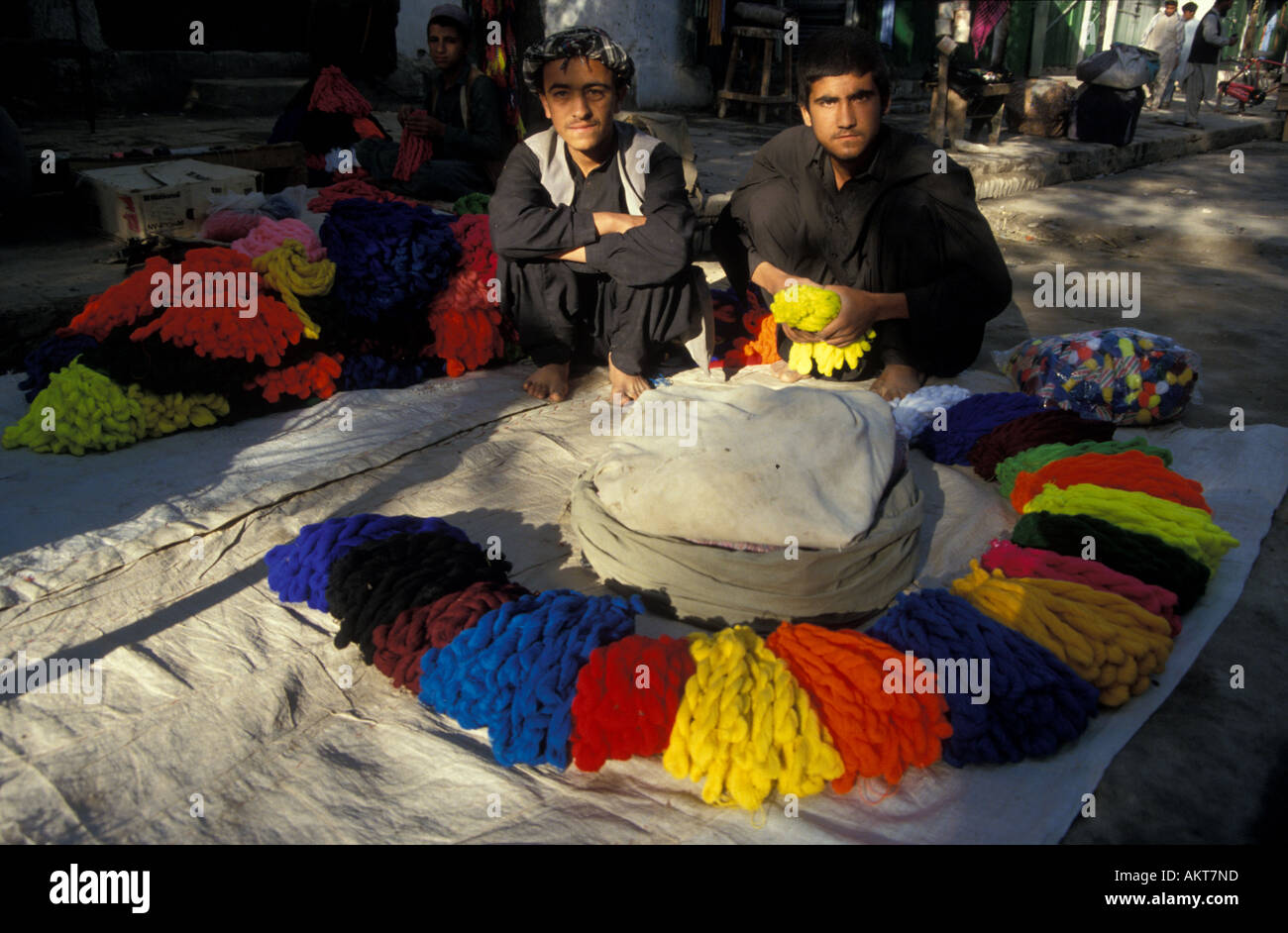 Afghanische gefärbten Stoff Straßenstand im Basar im Morgengrauen Jalalabad Afghanistan Stockfoto