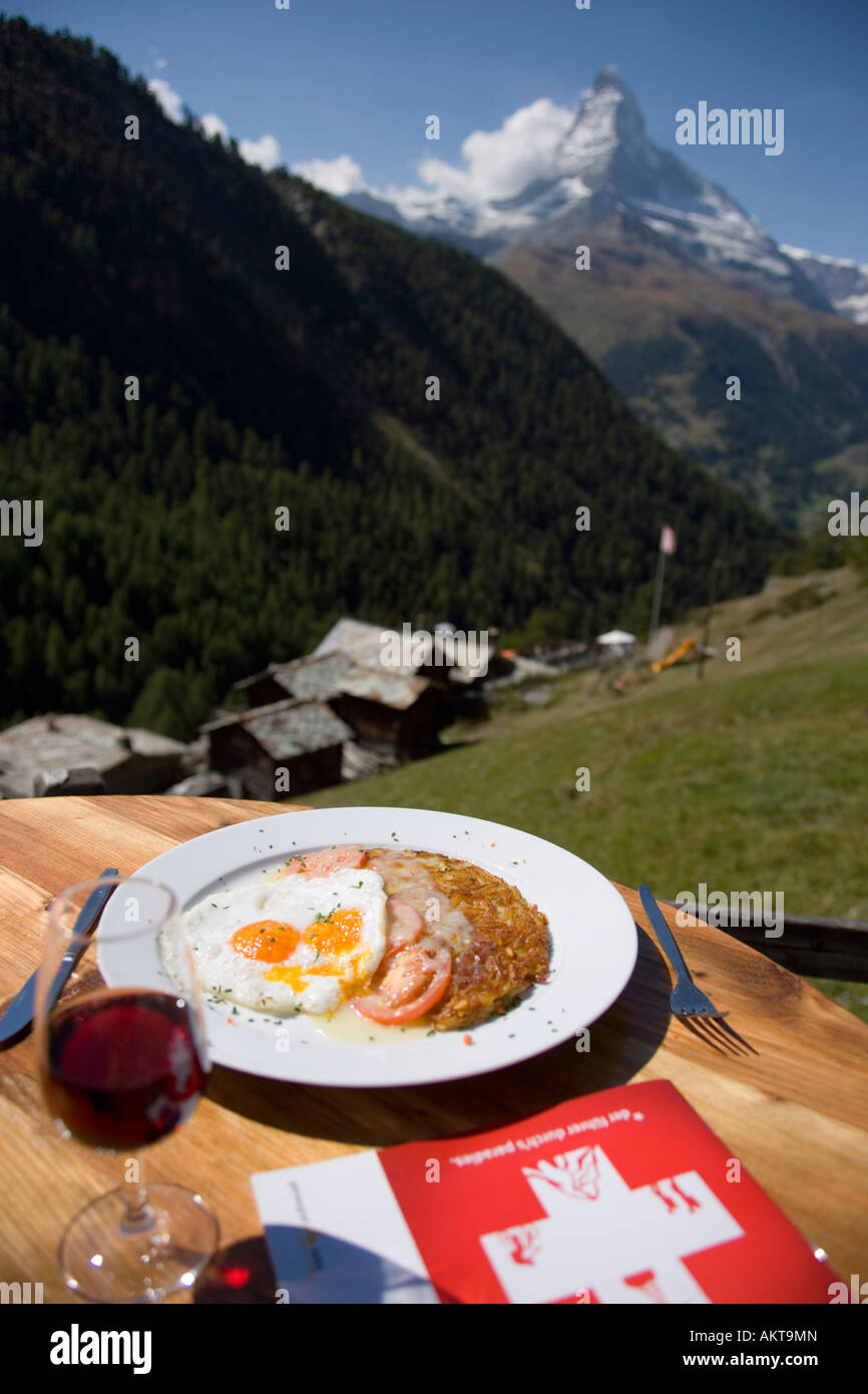 Rösti mit Spiegelei auf einem Teller ein Glas Rotwein in einem Berg  Restaurant Findeln Matterhorn Zermatt Wallis Schweiz Stockfotografie - Alamy