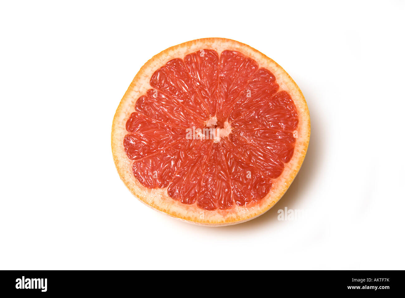 Blut-Grapefruit oder rote Grapefruit halbiert und isoliert auf einem weißen Studio-Hintergrund. Stockfoto