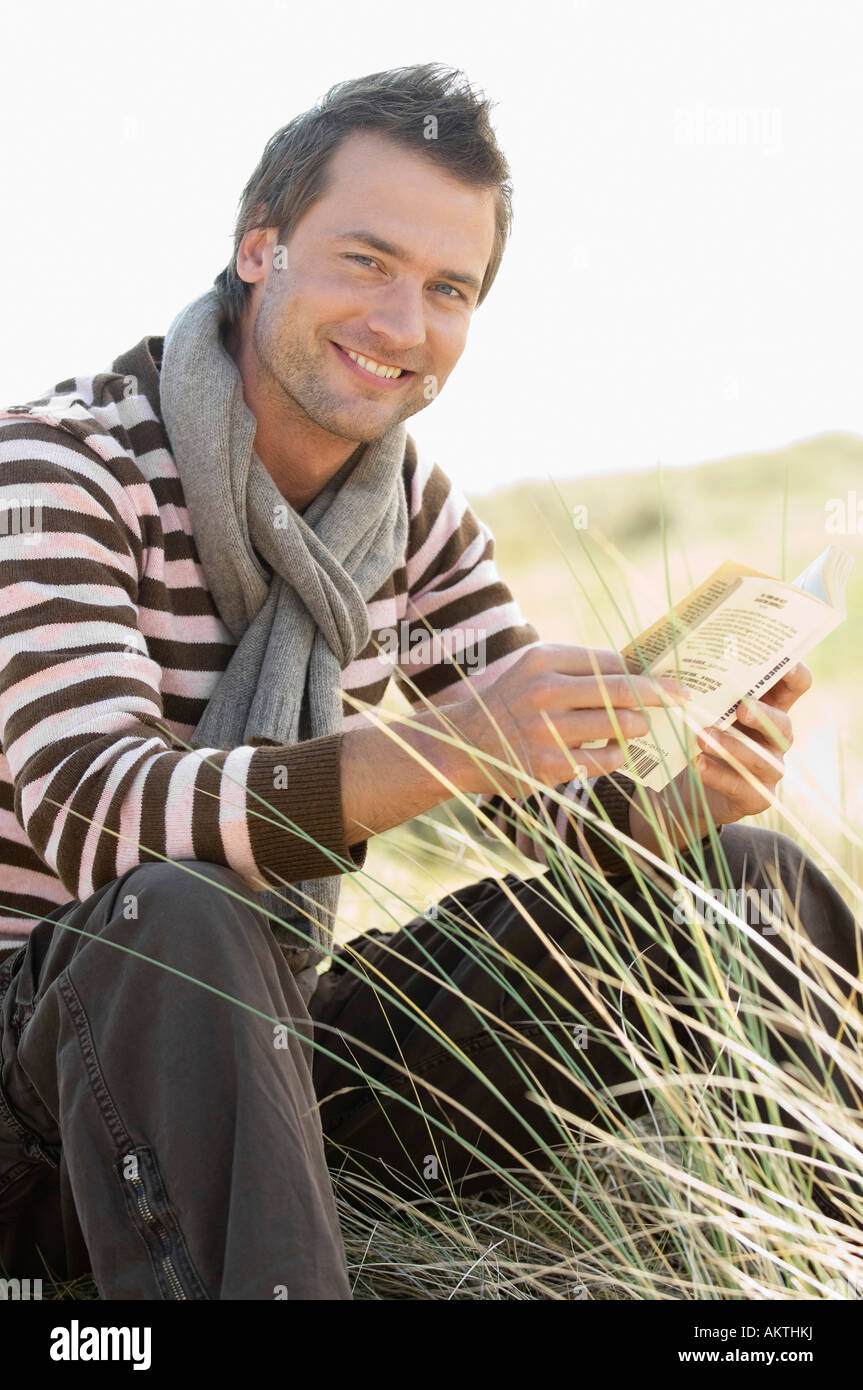 Mann liest ein Buch außerhalb Stockfoto