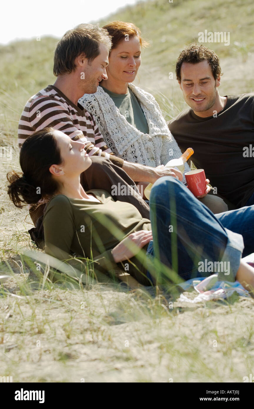 Gruppe von Freunden mit einem Picknick in den Dünen Stockfoto
