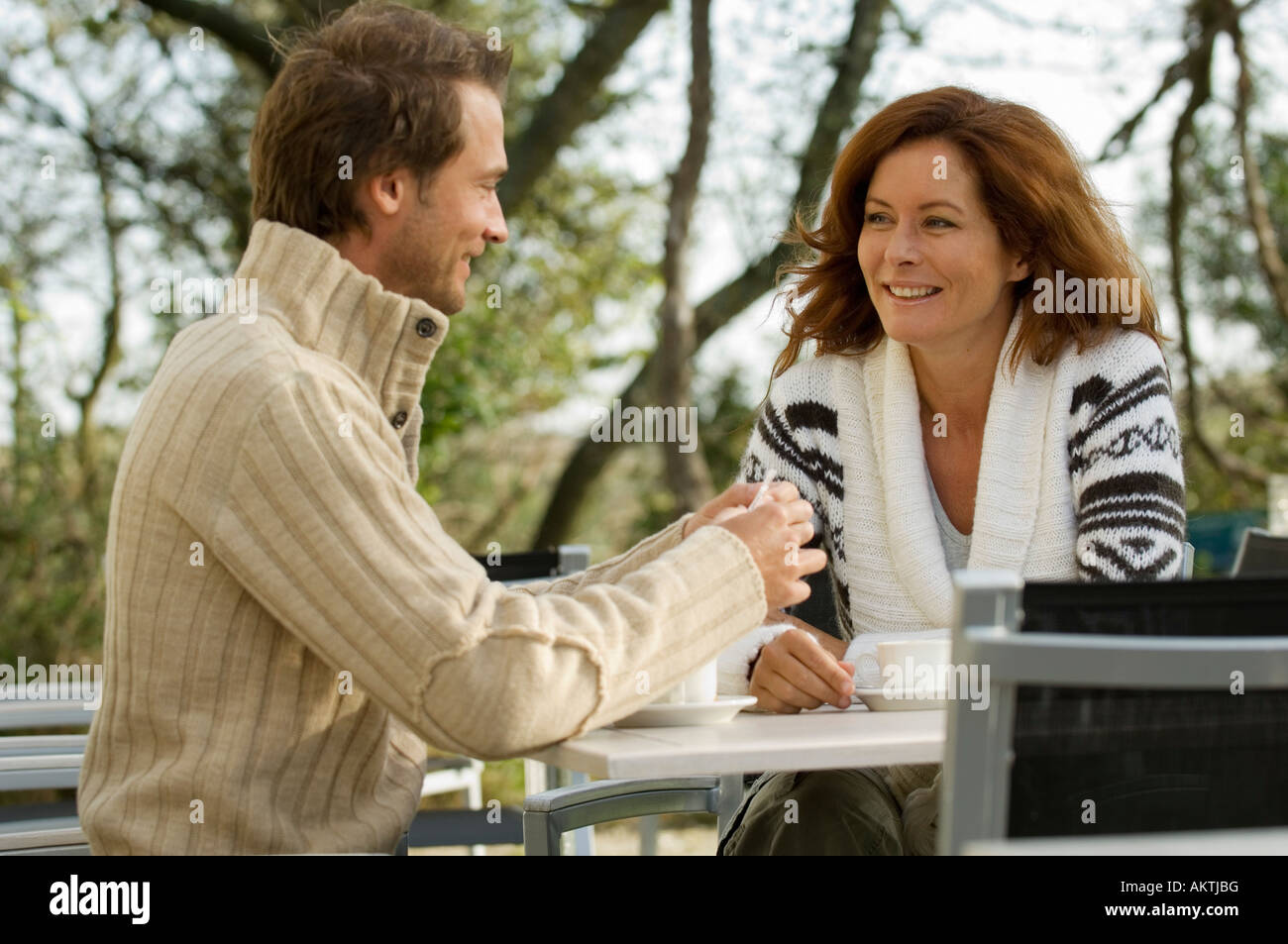 Paar, trinken Kaffee draußen reden und Spaß haben Stockfoto