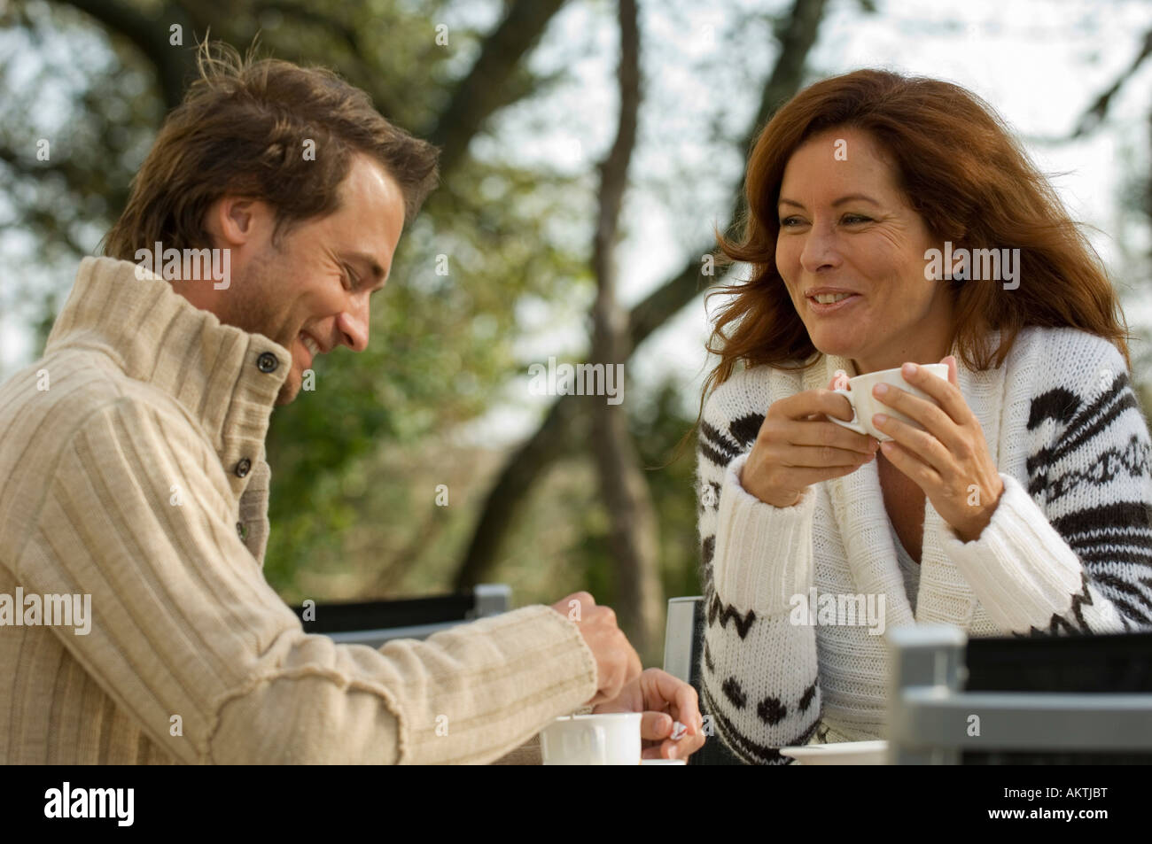 Paar, trinken Kaffee draußen reden und Spaß haben Stockfoto