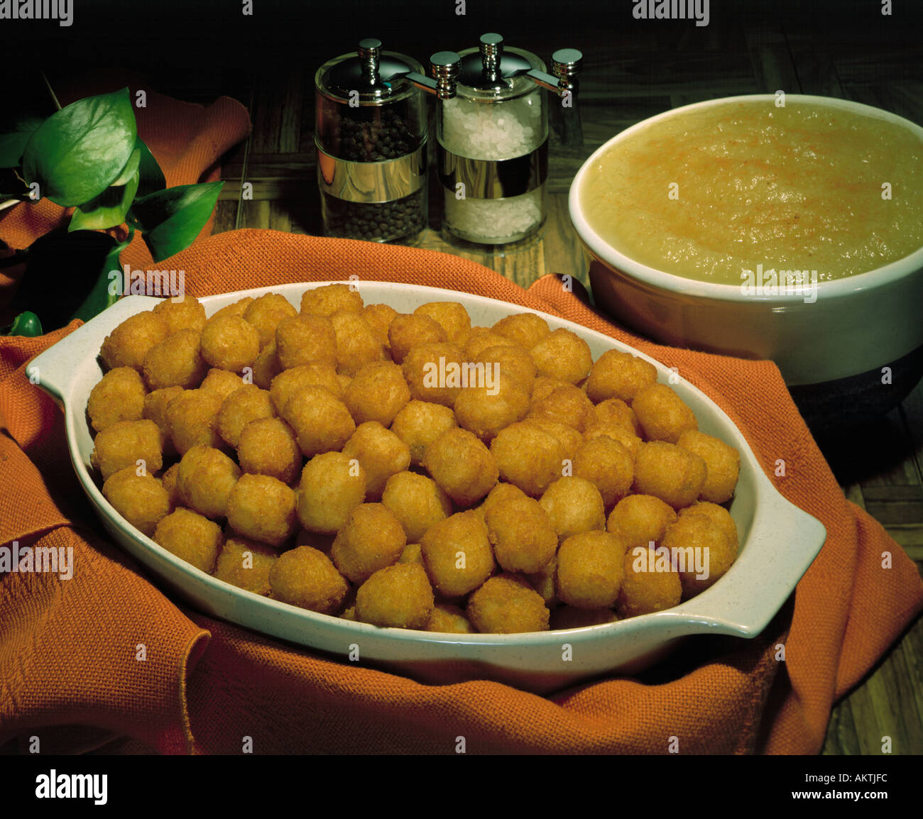 Hanukkah Rezept Kartoffel Latkes Apfel Soße koschere Pfannkuchen gebraten Bon Appetit Stockfoto