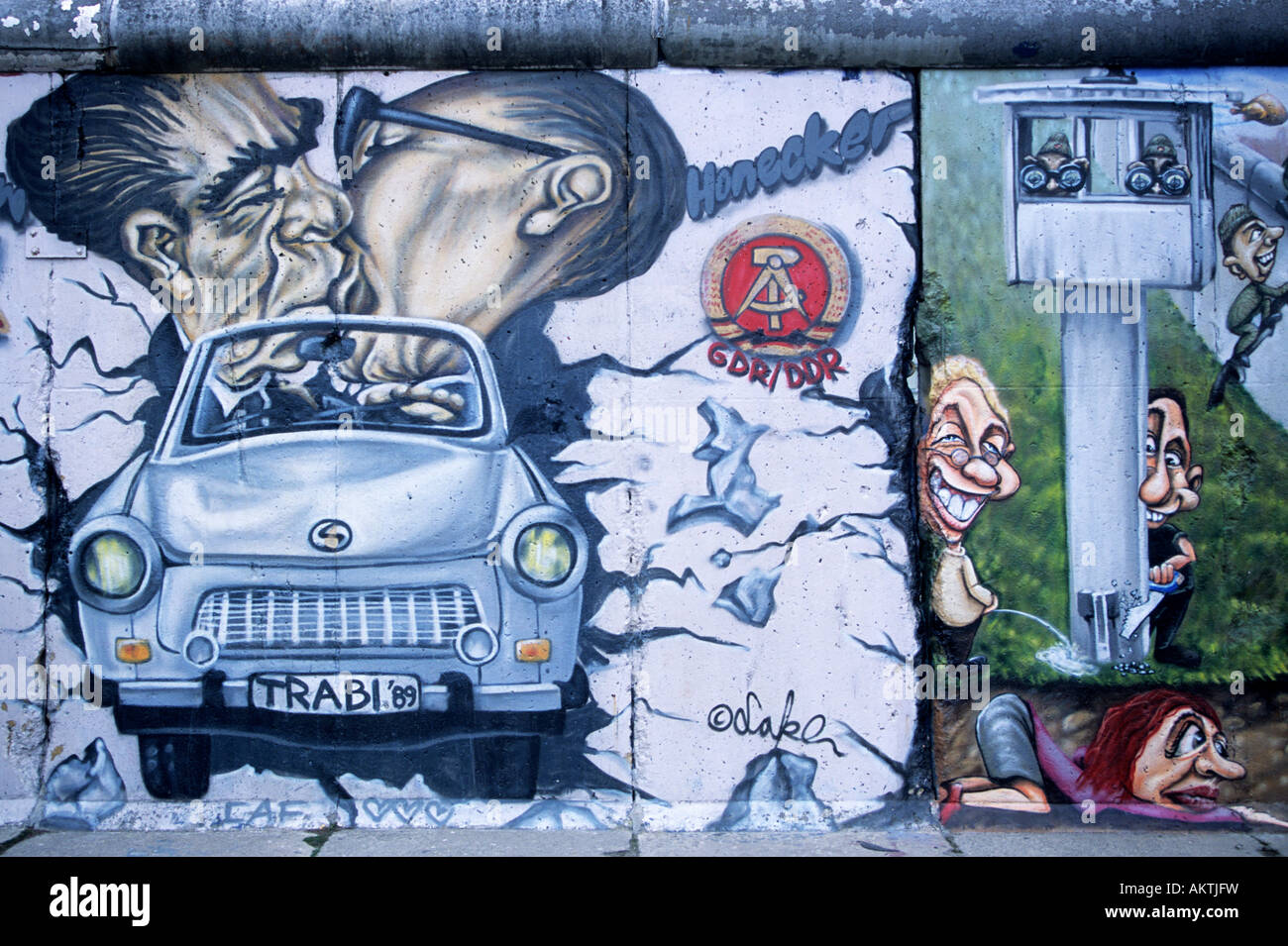 Deutschland, Berlin, East-Side-Gallery, Relikt der Mauer mit Brejnev Kuss, Honecker et Trabant Auto Stockfoto