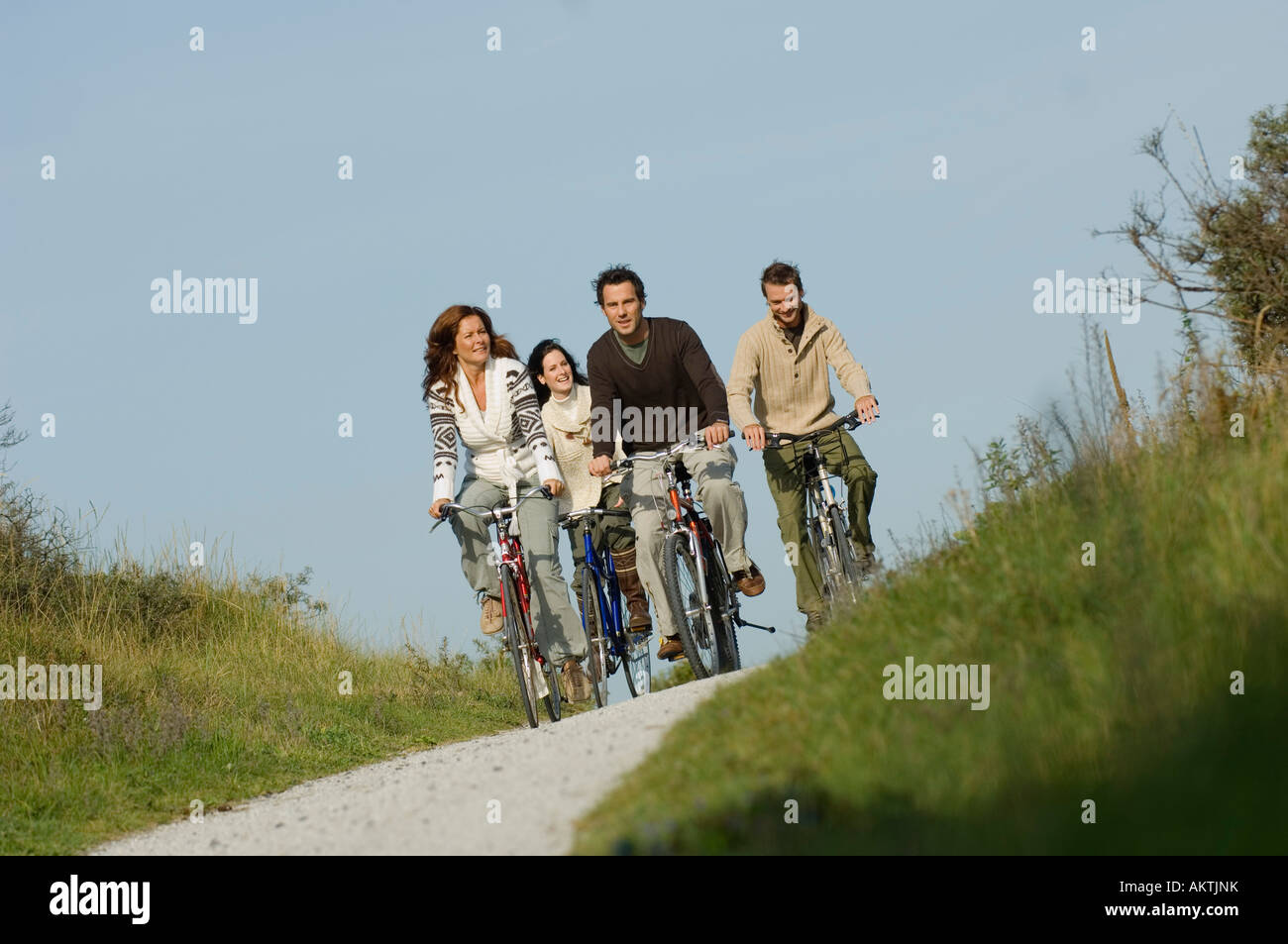 Gruppe von Freunden, Radfahren in Dünen Stockfoto