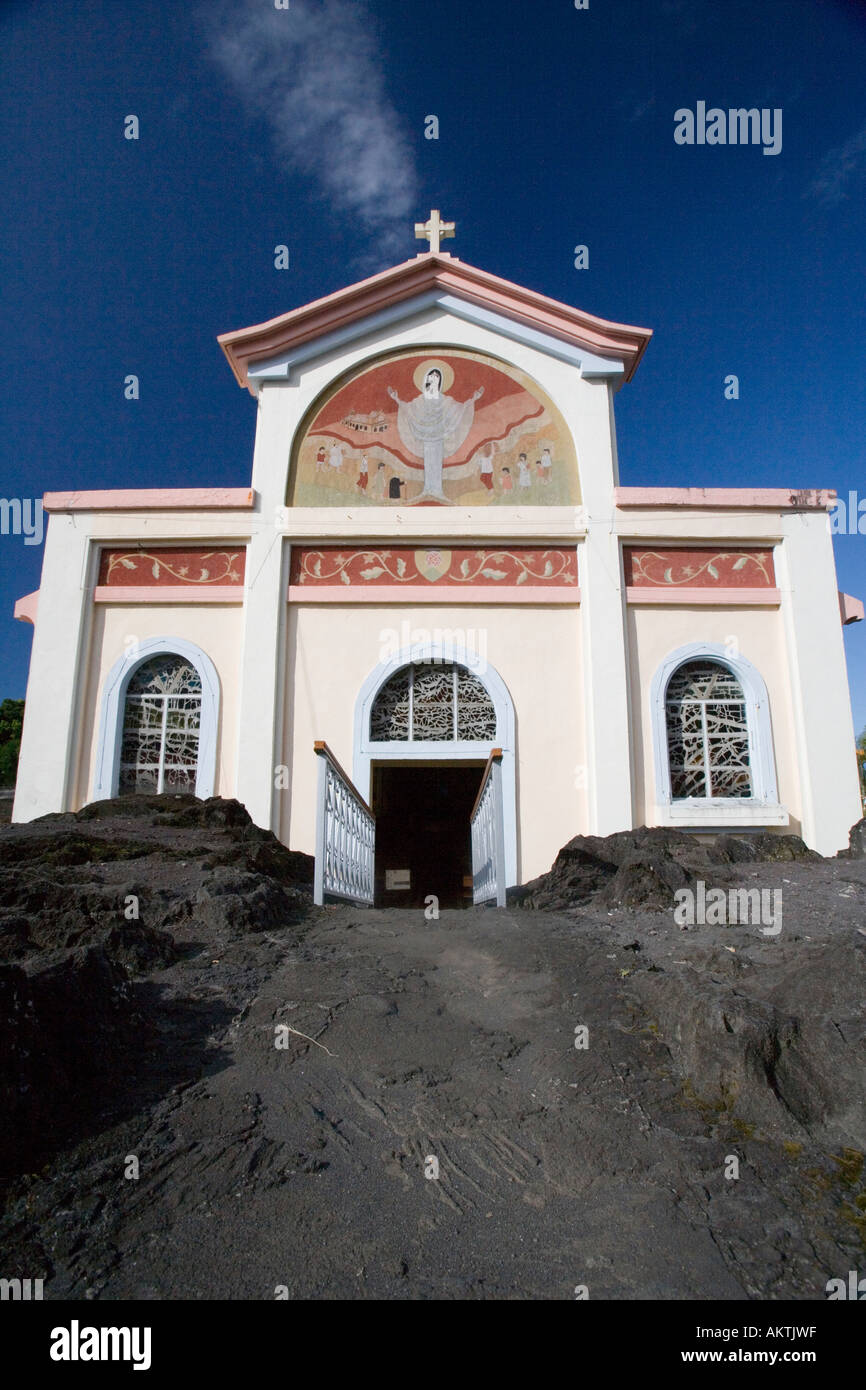 Notre Dame des Laves früher L'Église de Piton Sainte-Rose auf Réunion. Hinweis: Lavastrom vor. Stockfoto