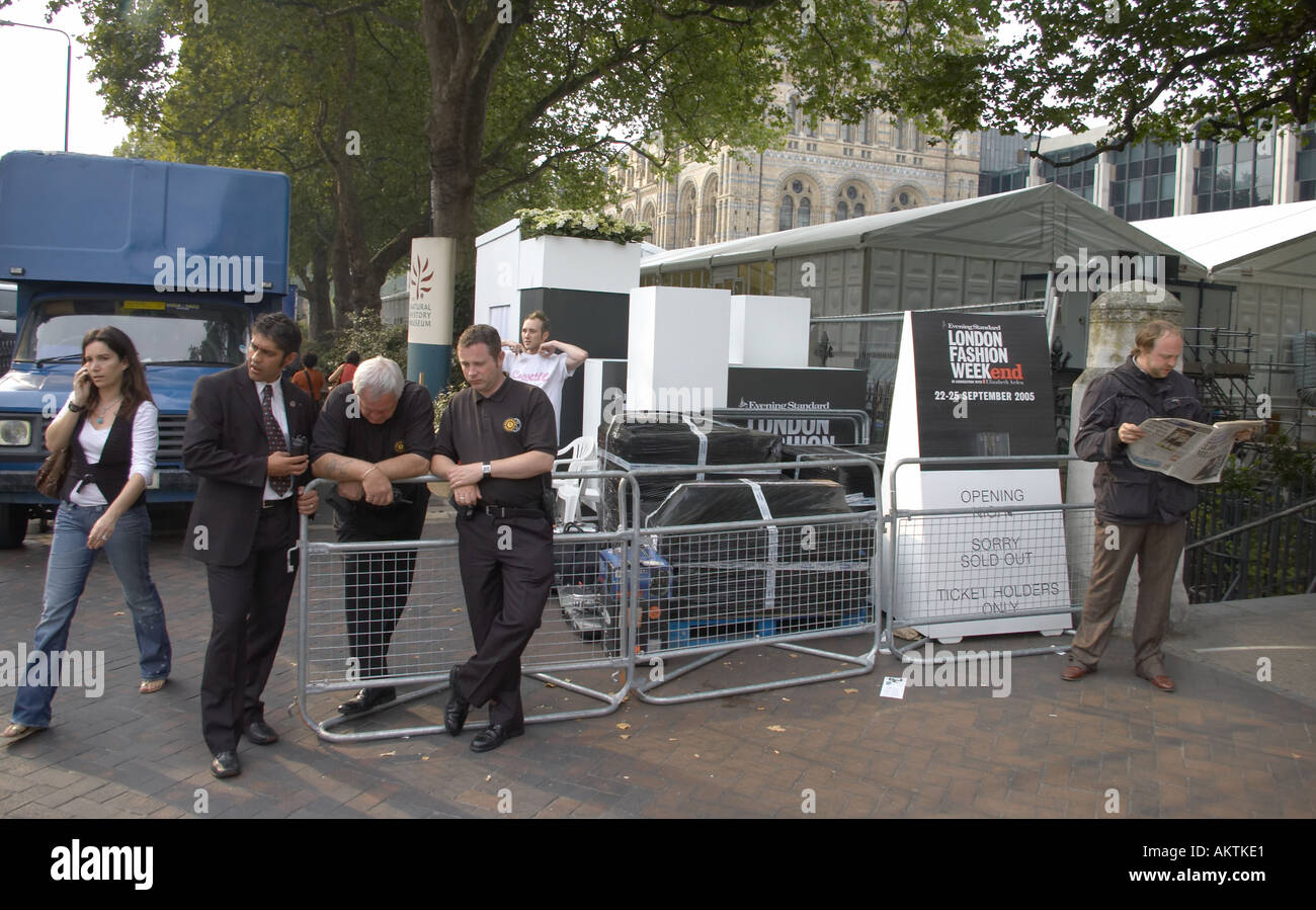Türsteher auf dem Tor bei der London Fashion Week und uneigennützigen Menschen außerhalb Stockfoto